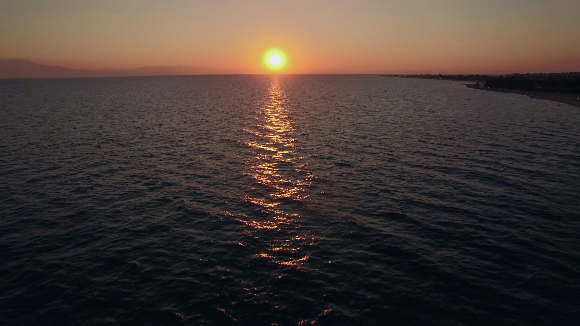 日落时空中的海景视频的预览图