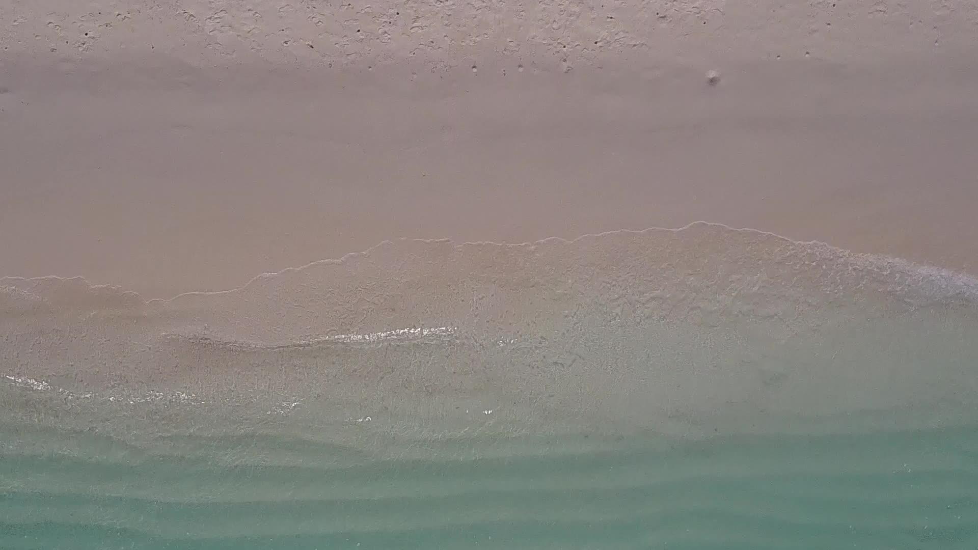 以白沙底蓝水为基础的环礁海滩假日海空景观视频的预览图
