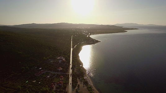 沿着希腊河岸边的公路沿着海岸和海岸飞越海岸视频的预览图