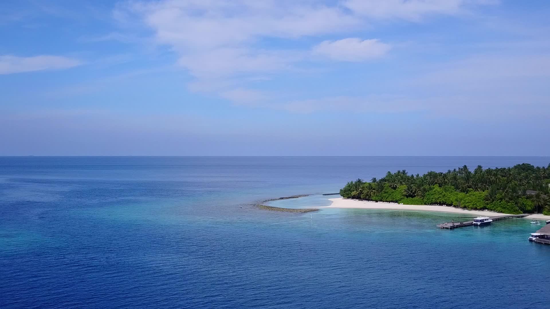 热带海滩在透明海水和白沙的背景下视频的预览图