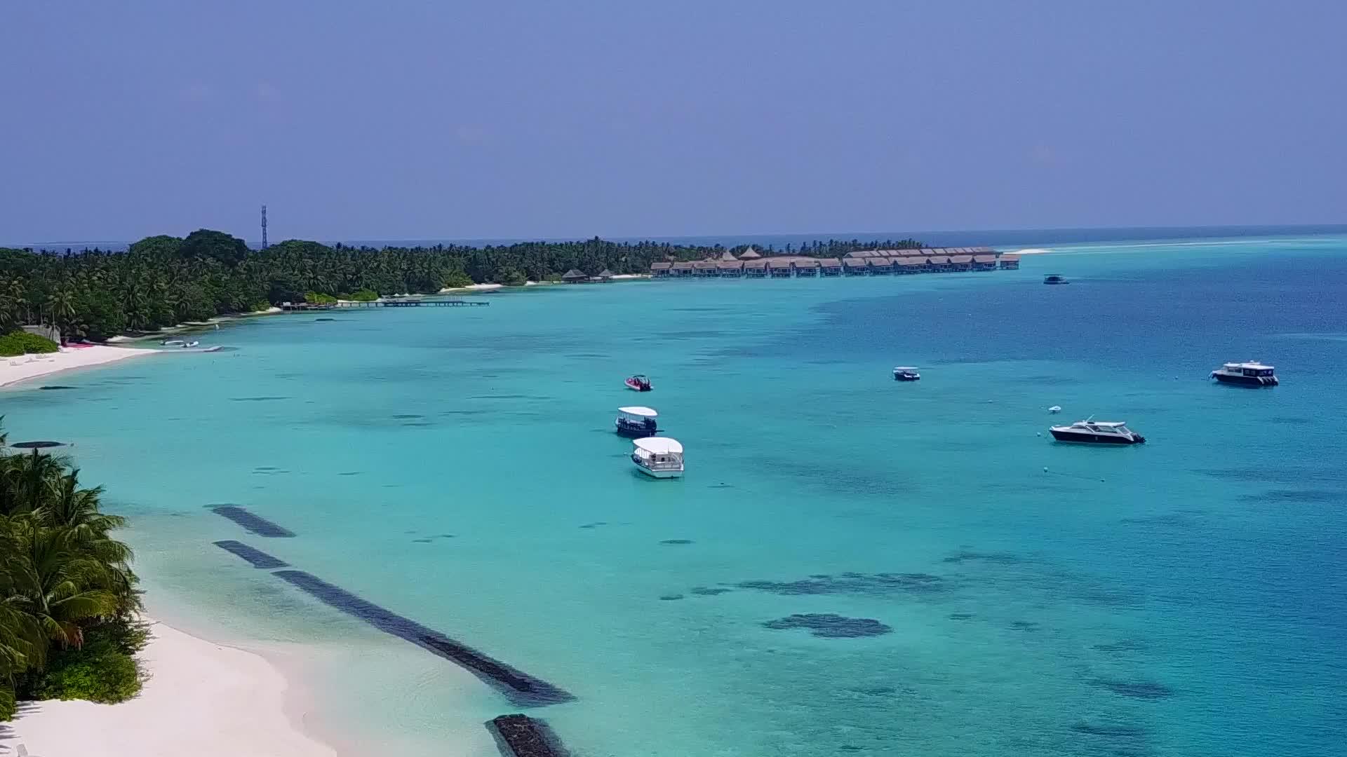 海岸海滩旅行采用透明的白色沙滩背景环礁湖视频的预览图
