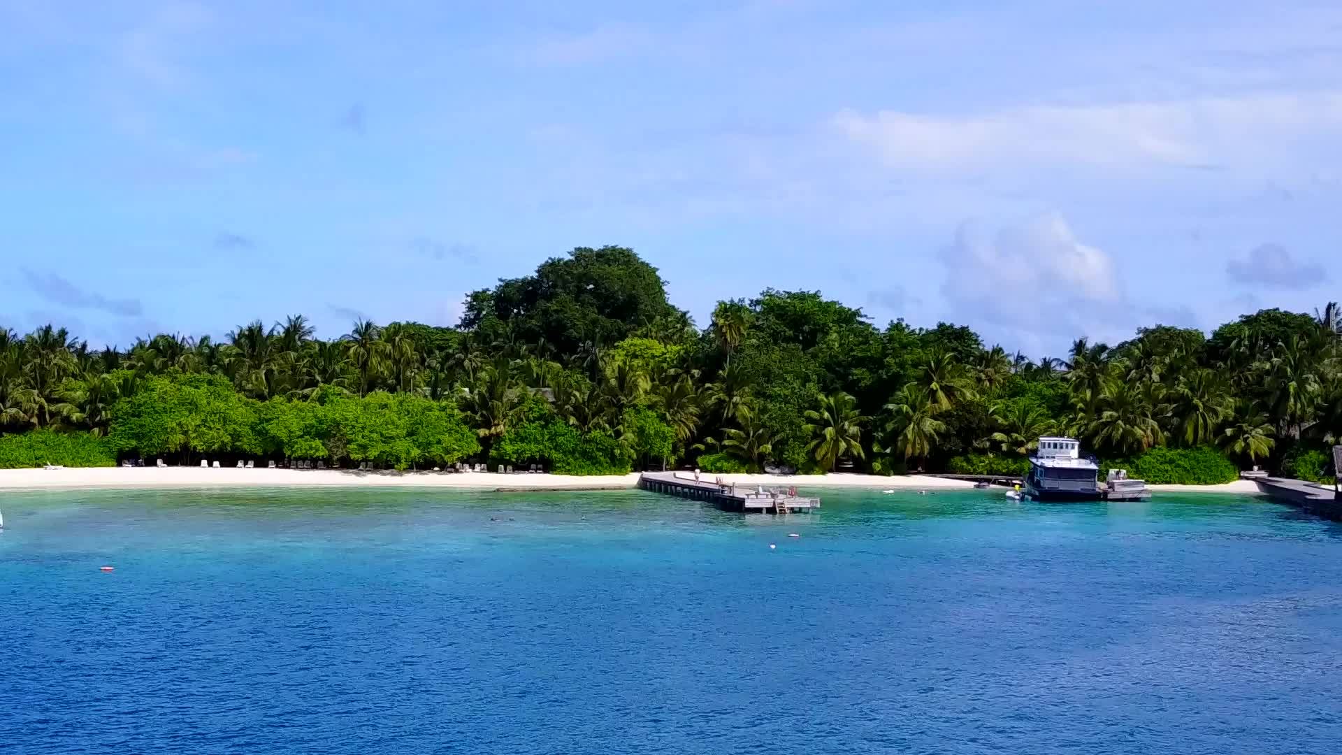 在蓝海和白沙的背景下无人机在宁静的岛屿海滩之旅中全景视频的预览图