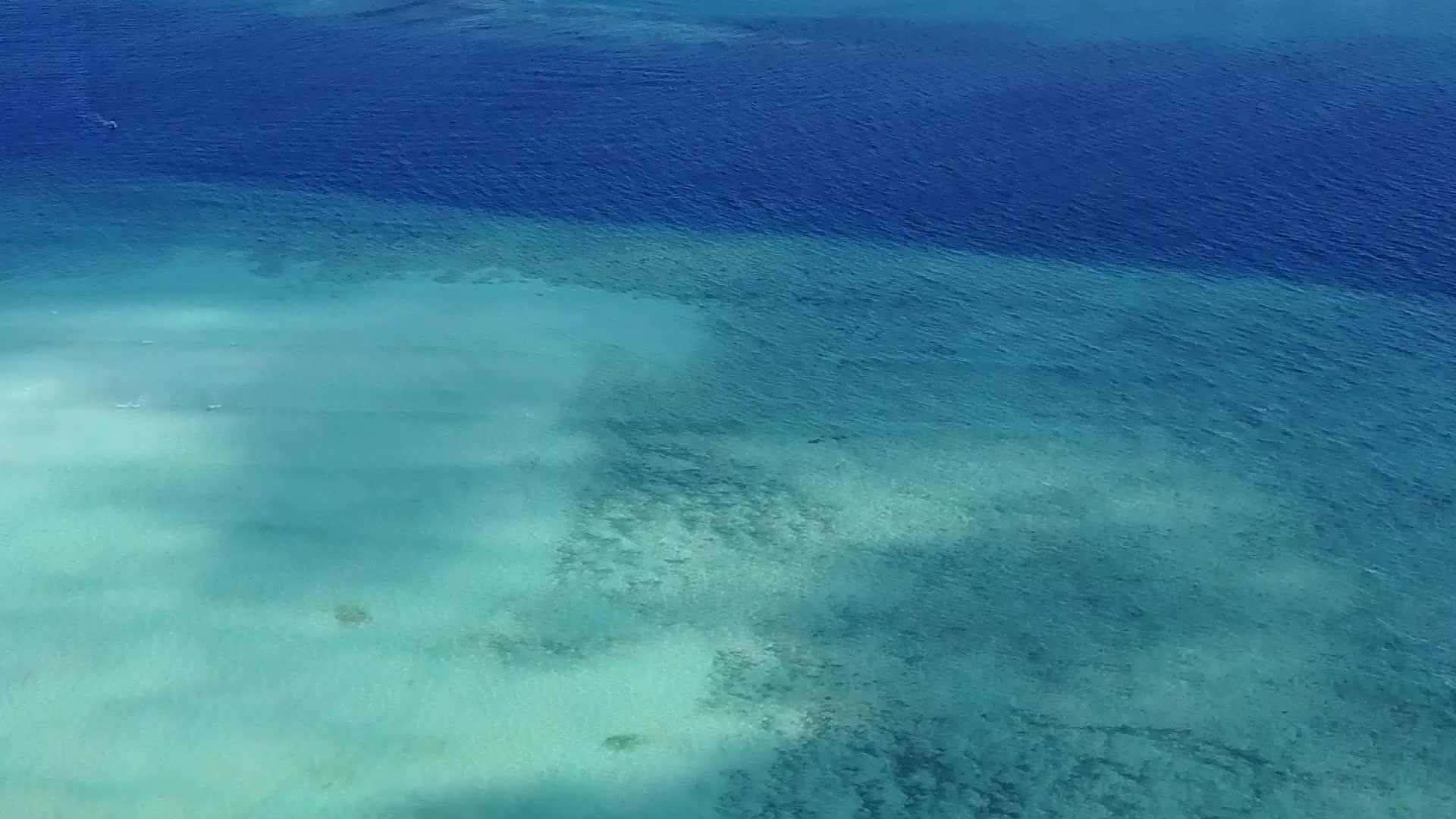 在浅海和白沙的背景下美丽的环礁湖海滩航行视频的预览图