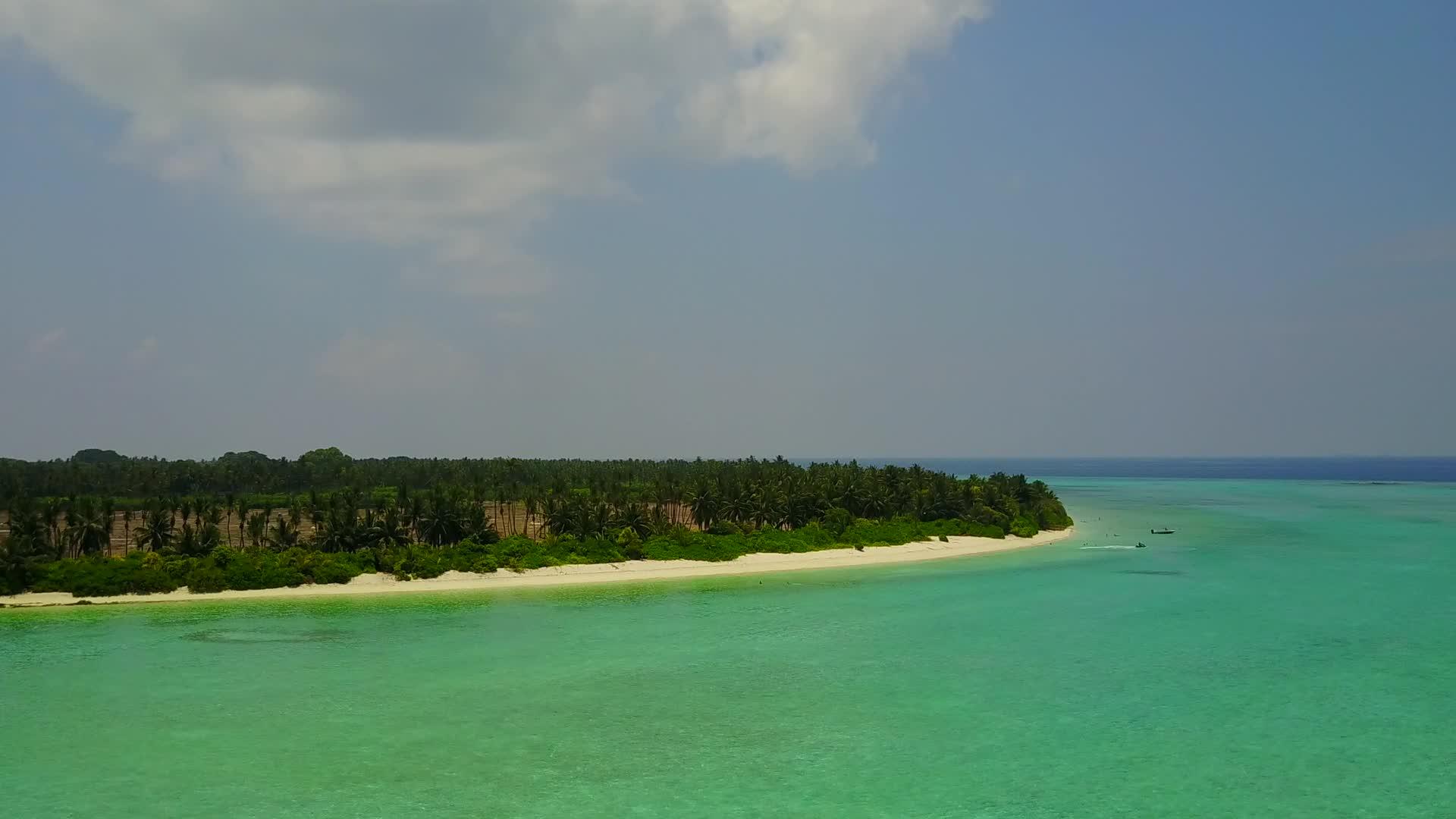 蓝色的海洋和白色的沙底蓝色的海洋宁静的岛屿海滩野生动物的空气纹理视频的预览图