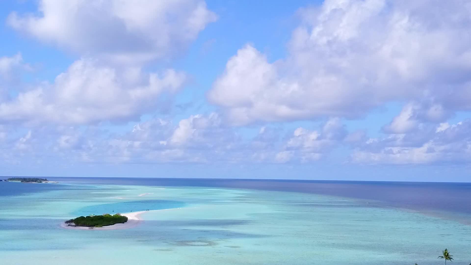 蓝色环礁湖和白色沙滩背景的宁静海滩视频的预览图