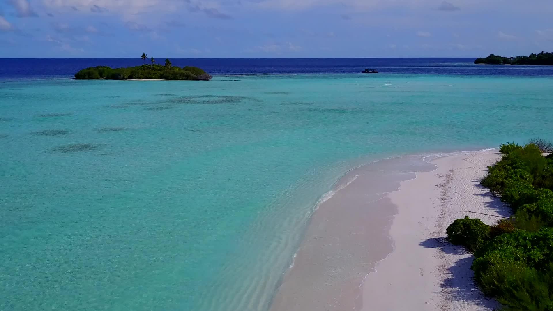 以蓝海和白沙为背景是蓝海安静海滩度假的自然性质视频的预览图