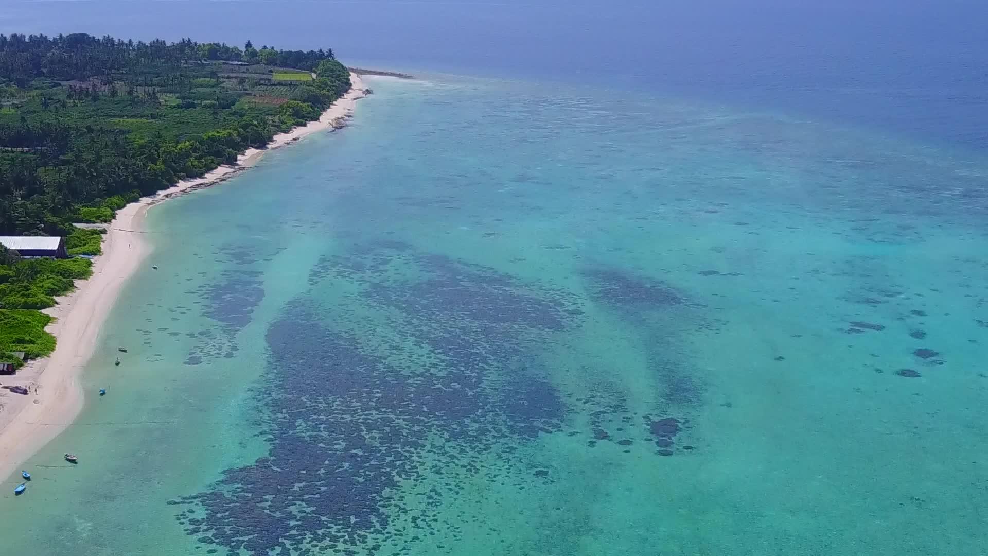热带泻湖海滩冒险无人机在蓝绿色泻湖和白色海滩的背景下视频的预览图