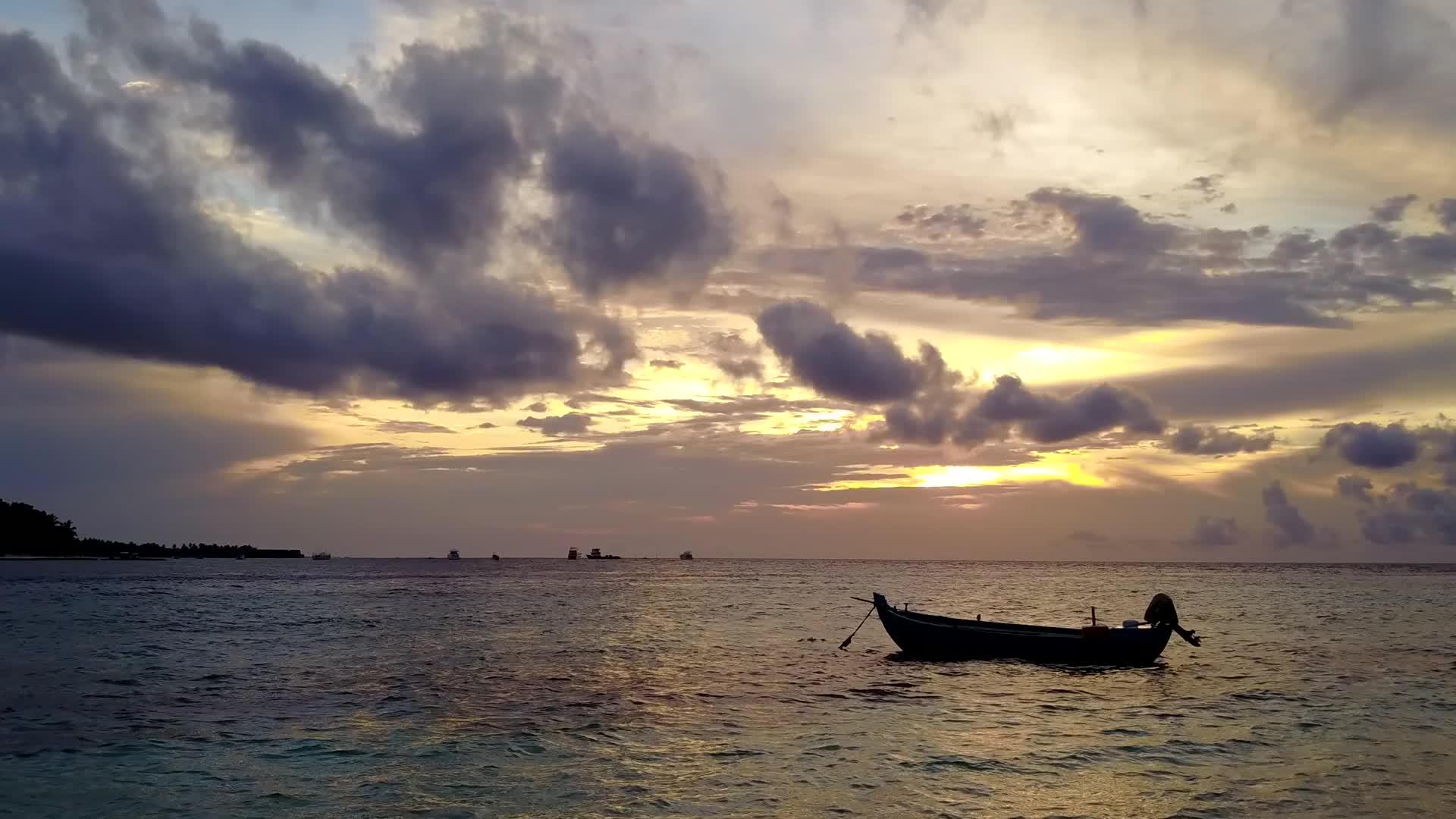 伊德利特岛海滩度假日的清海和干净的沙地背景视频的预览图