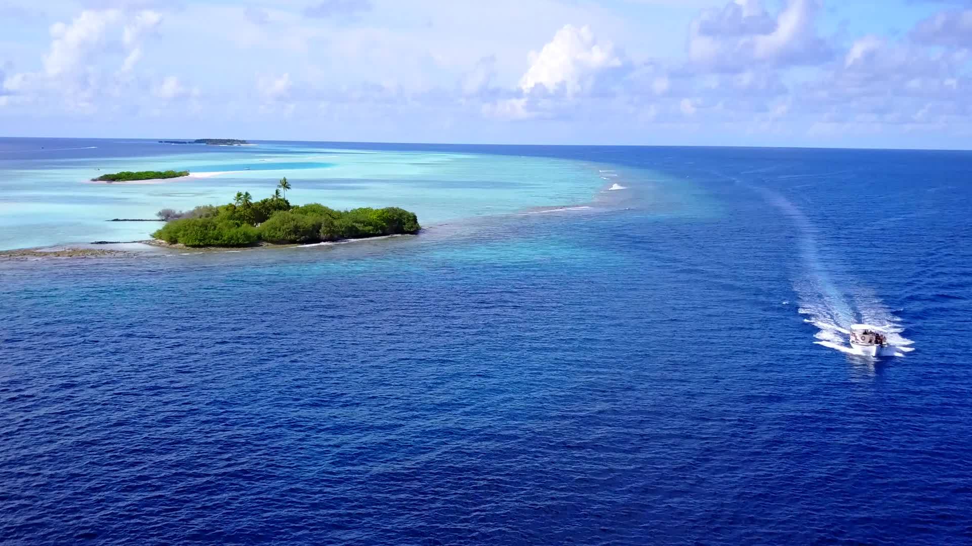 蓝色的海洋和浅沙的底部打破了海岸海滩视频的预览图