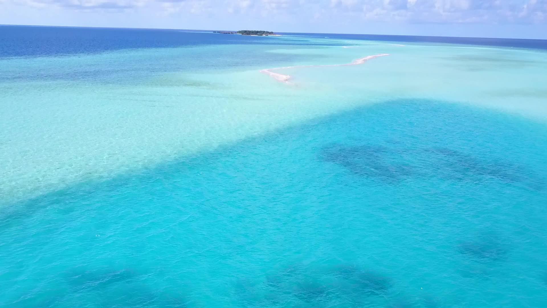 蓝色环礁和白色环礁背景下的蓝色环礁无人驾驶视频的预览图