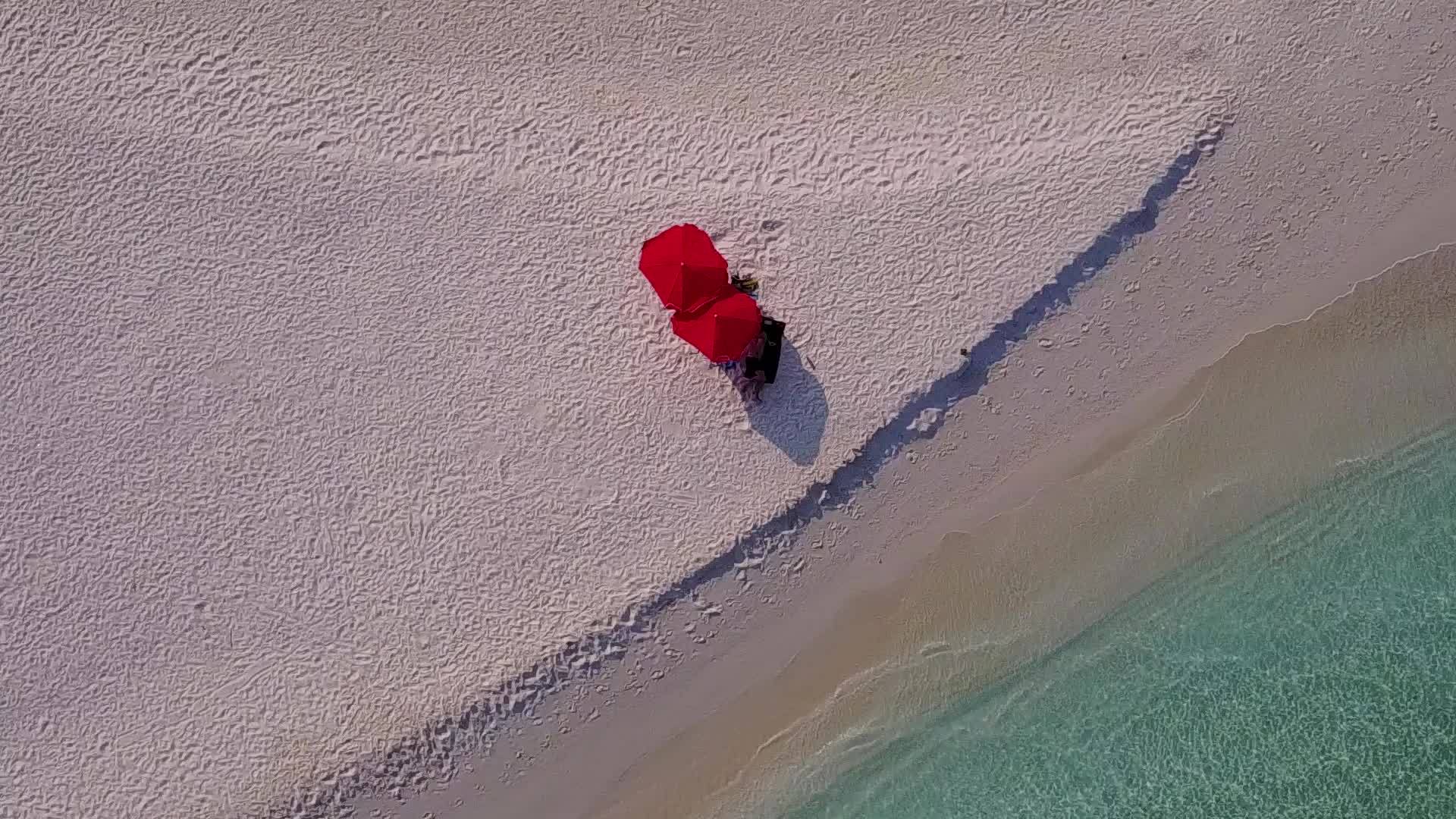 浅水和清洁海滩背景的伊德利克湾海滩度假空中观景摘要视频的预览图