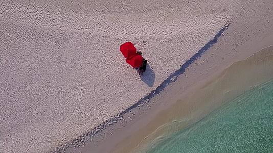 浅水和清洁海滩背景的伊德利克湾海滩度假空中观景摘要视频的预览图