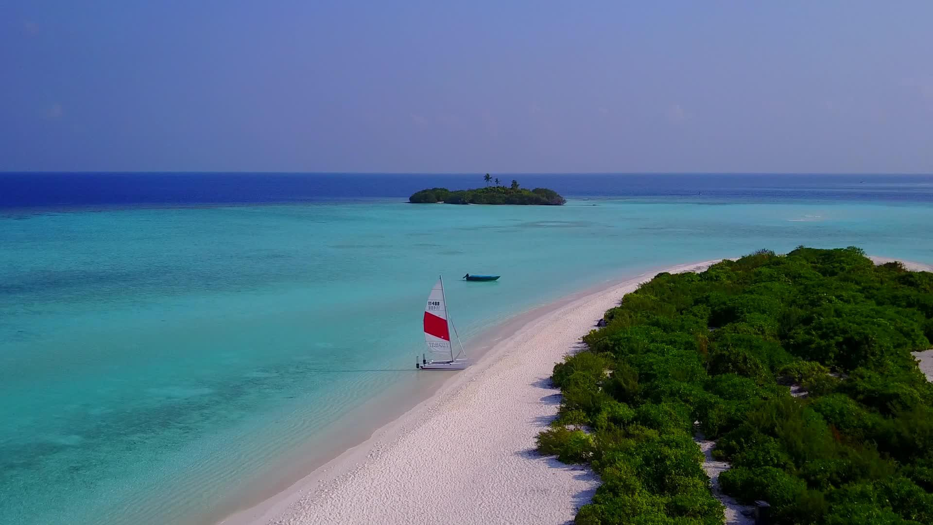 白沙背景水蓝海洋热带海滩度假空中无人机纹理视频的预览图