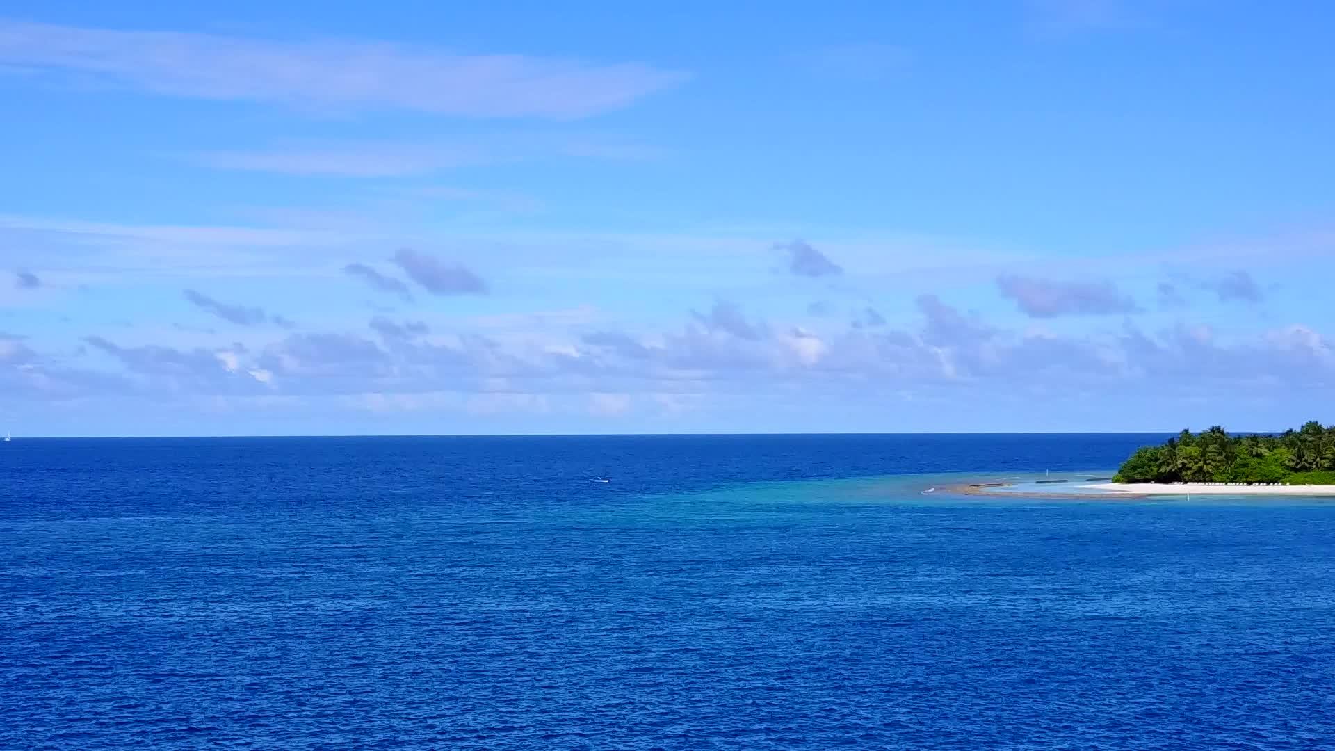 异国情调度假胜地海滩无人机空中海景是绿松石海洋视频的预览图