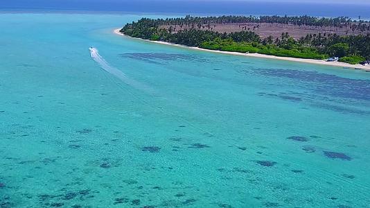 以蓝色环礁湖和白色海滩为背景的海滩之旅视频的预览图