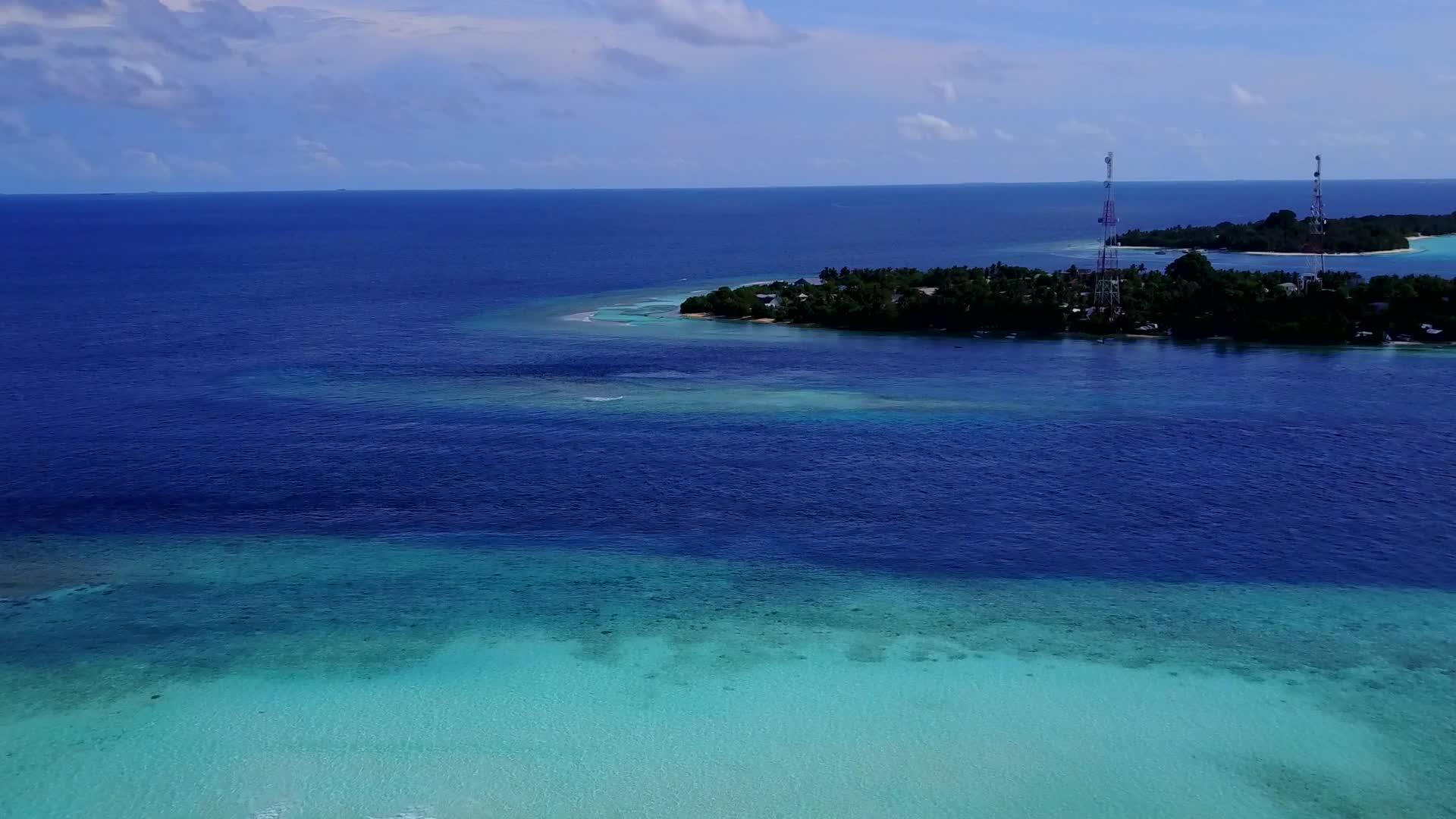 热带泻湖海滩度假的透明水和白沙视频的预览图