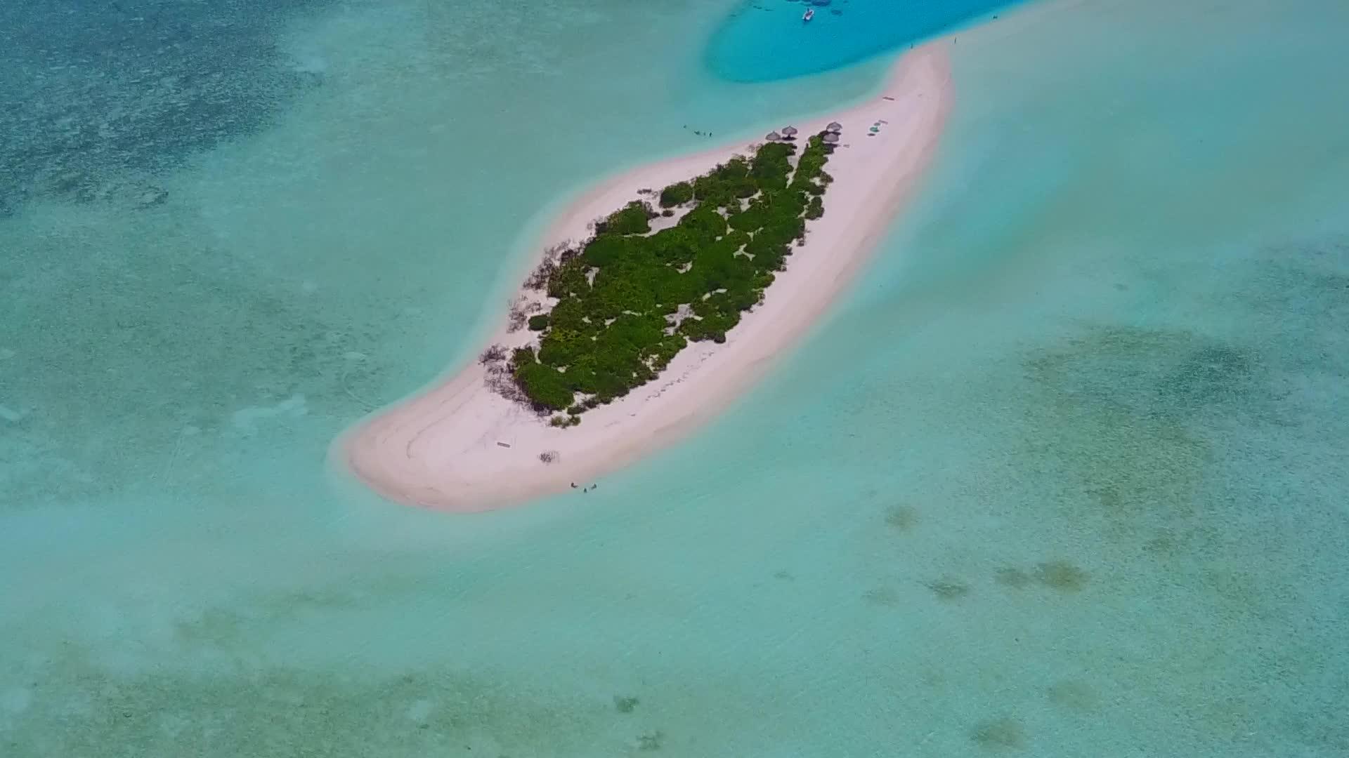 热带海滩在透明海水和白沙的背景下视频的预览图