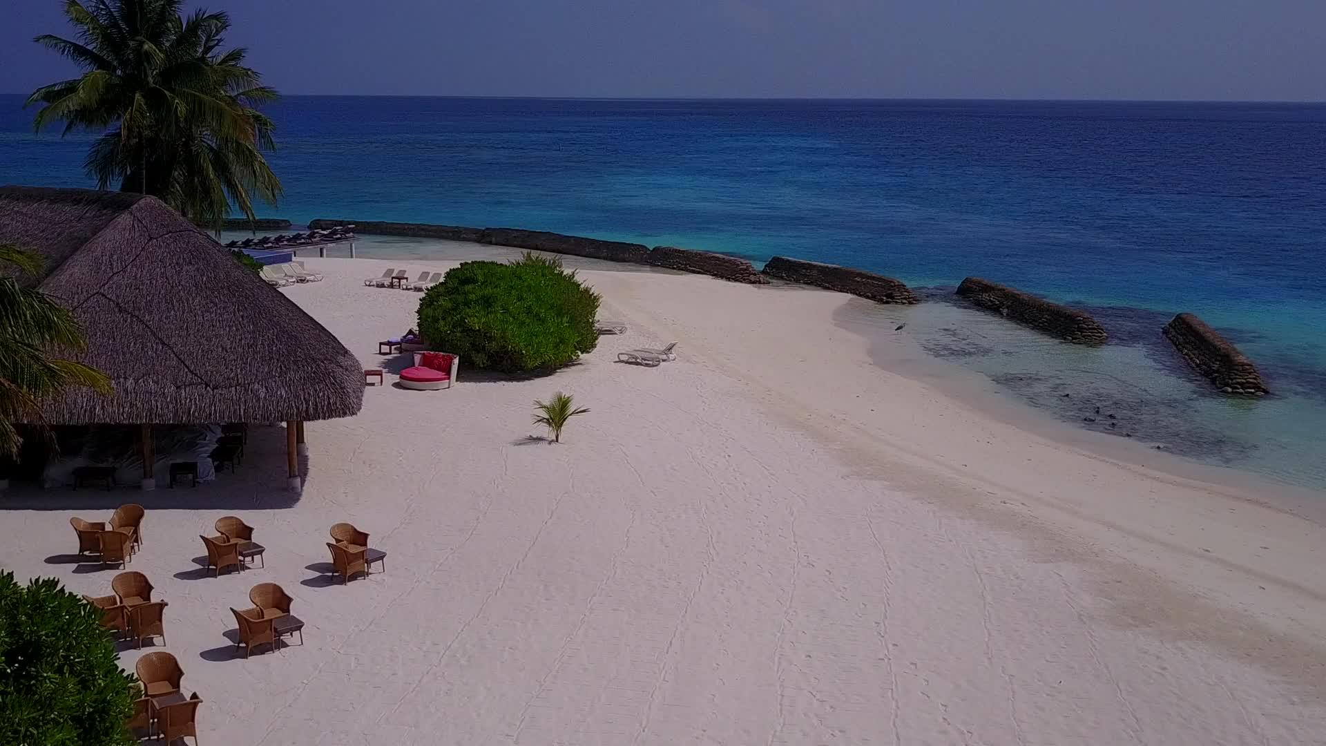 透明环礁湖和白色海滩背景的安静海岸线时间是空的视频的预览图