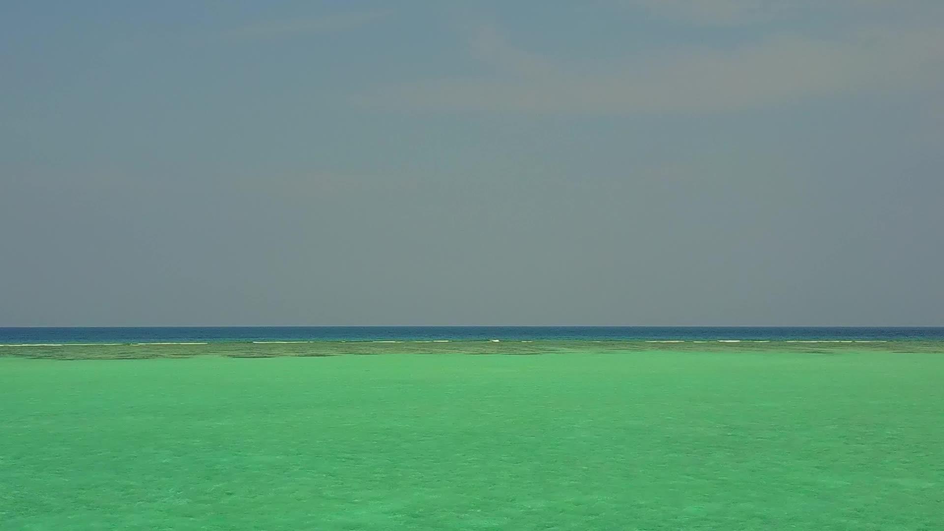 白沙背景蓝水热带海景海滩度假无人机全景视频的预览图