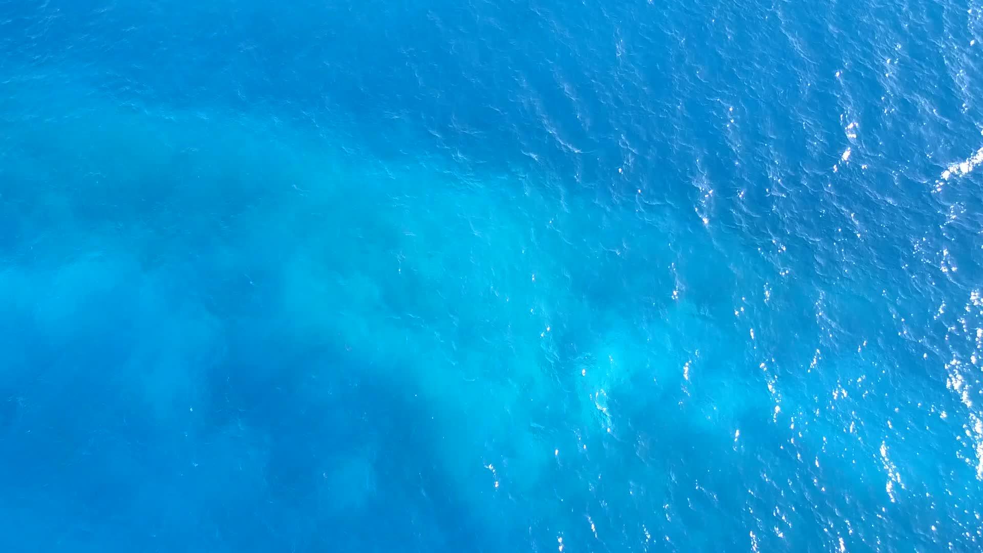 在蓝色泻湖和白沙的背景下完美的泻湖海滩时间的无人机空中全景视频的预览图