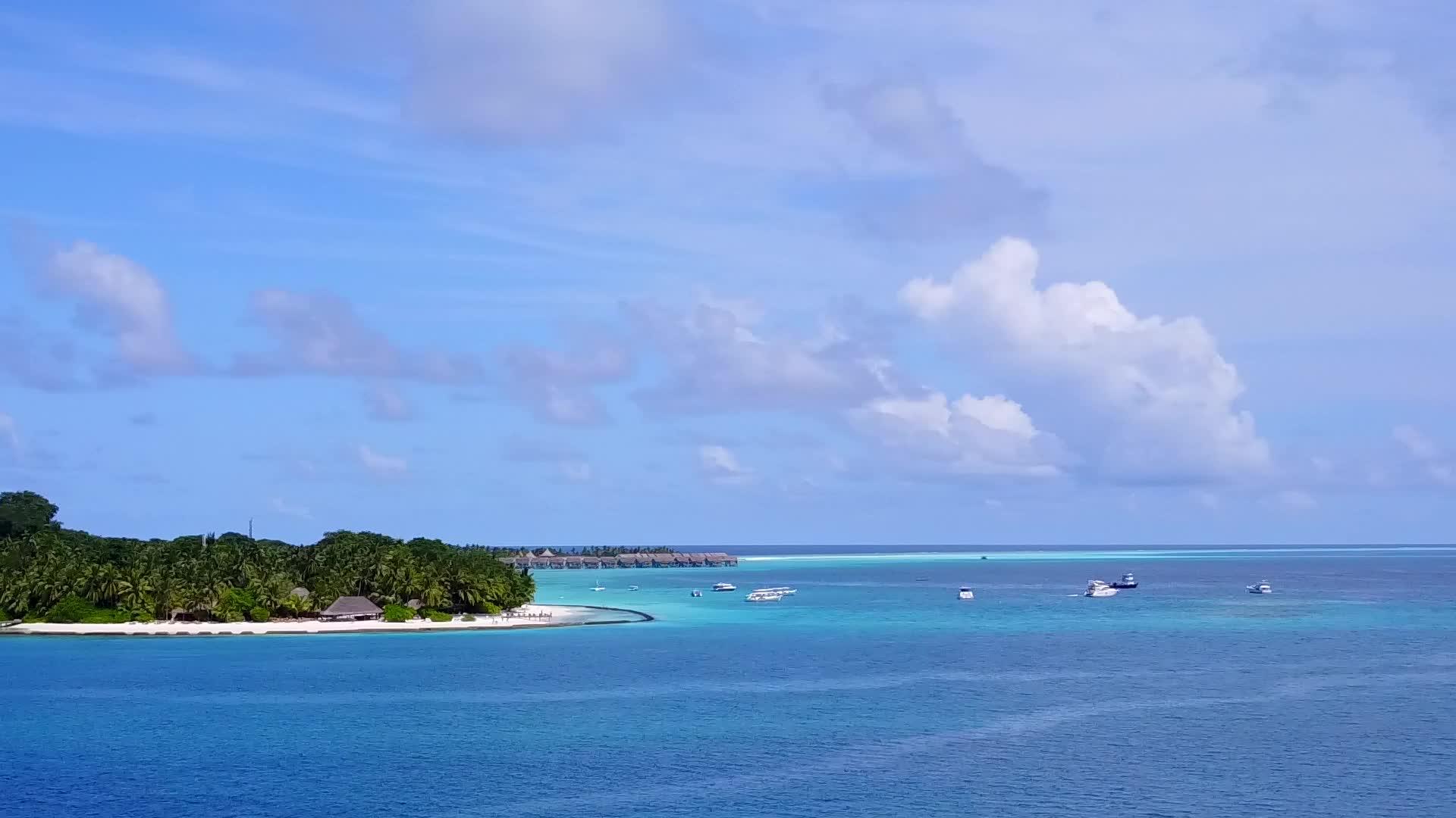 以蓝水和白沙为背景打破了旅游海滩的宁静无人驾驶视频的预览图