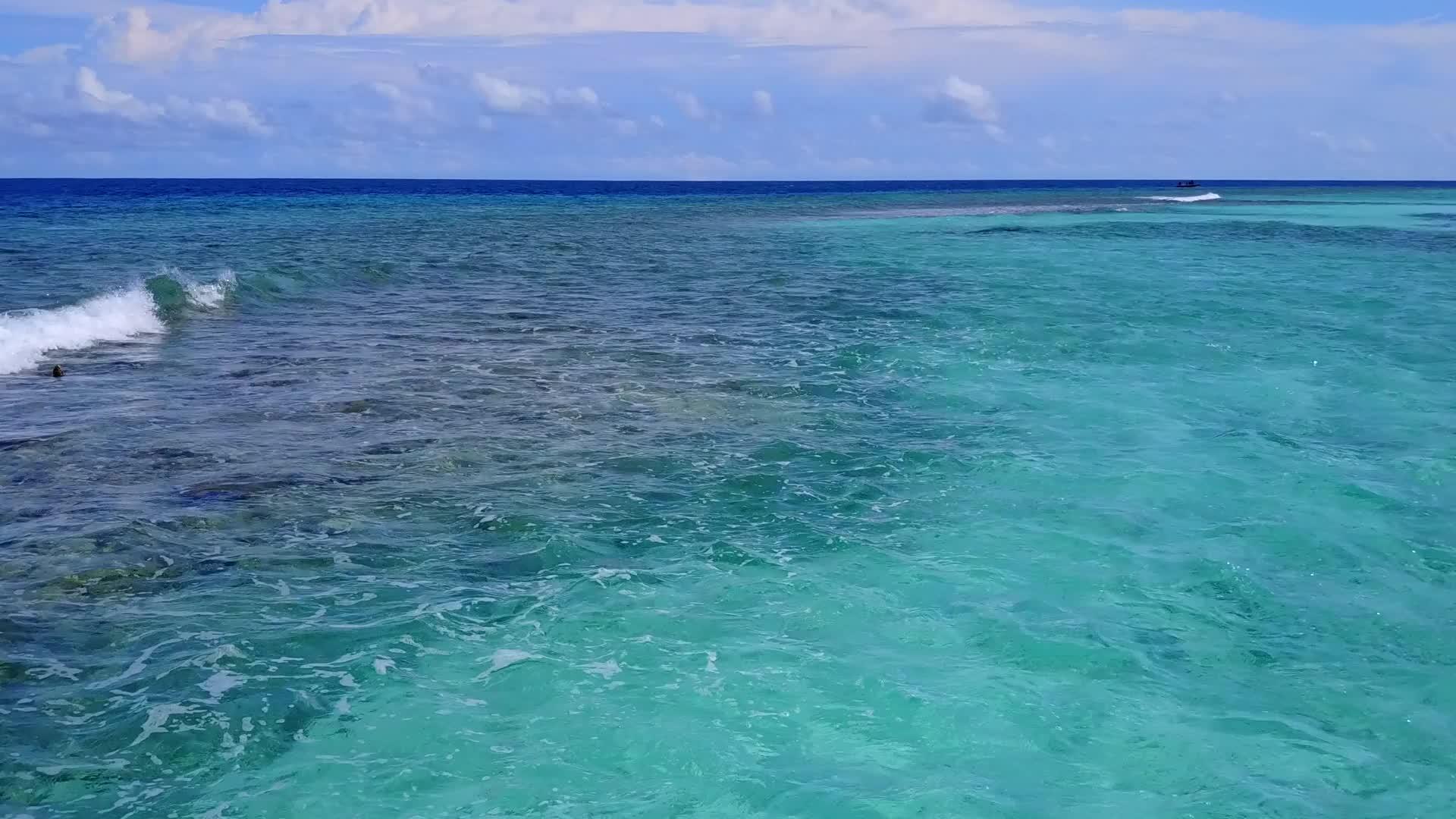 以蓝色环礁湖和白色海滩为主题的热带环礁湖海滩冒险视频的预览图