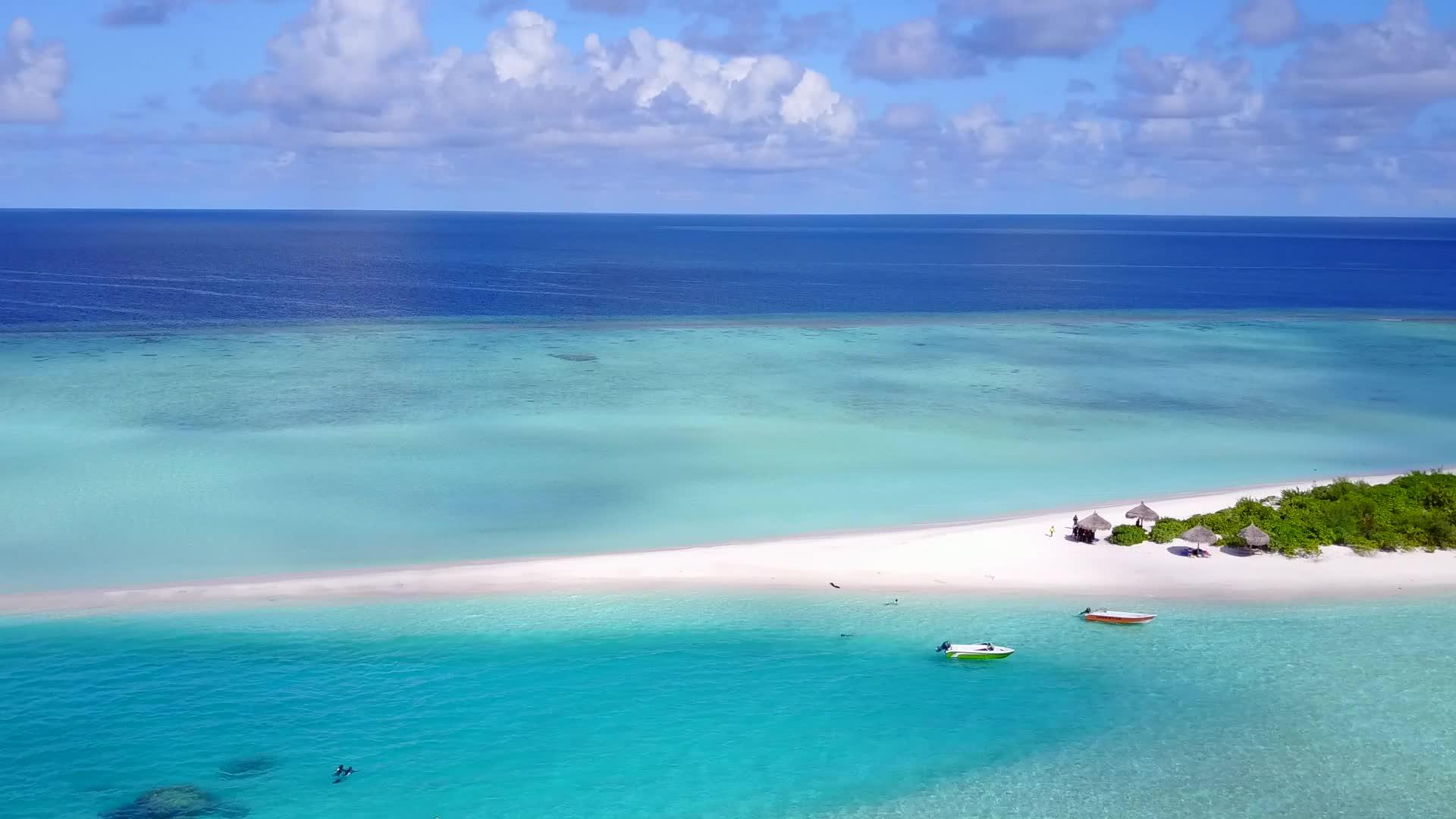 观察水蓝环礁湖和白色沙滩背景的海滩生活方式的海景视频的预览图