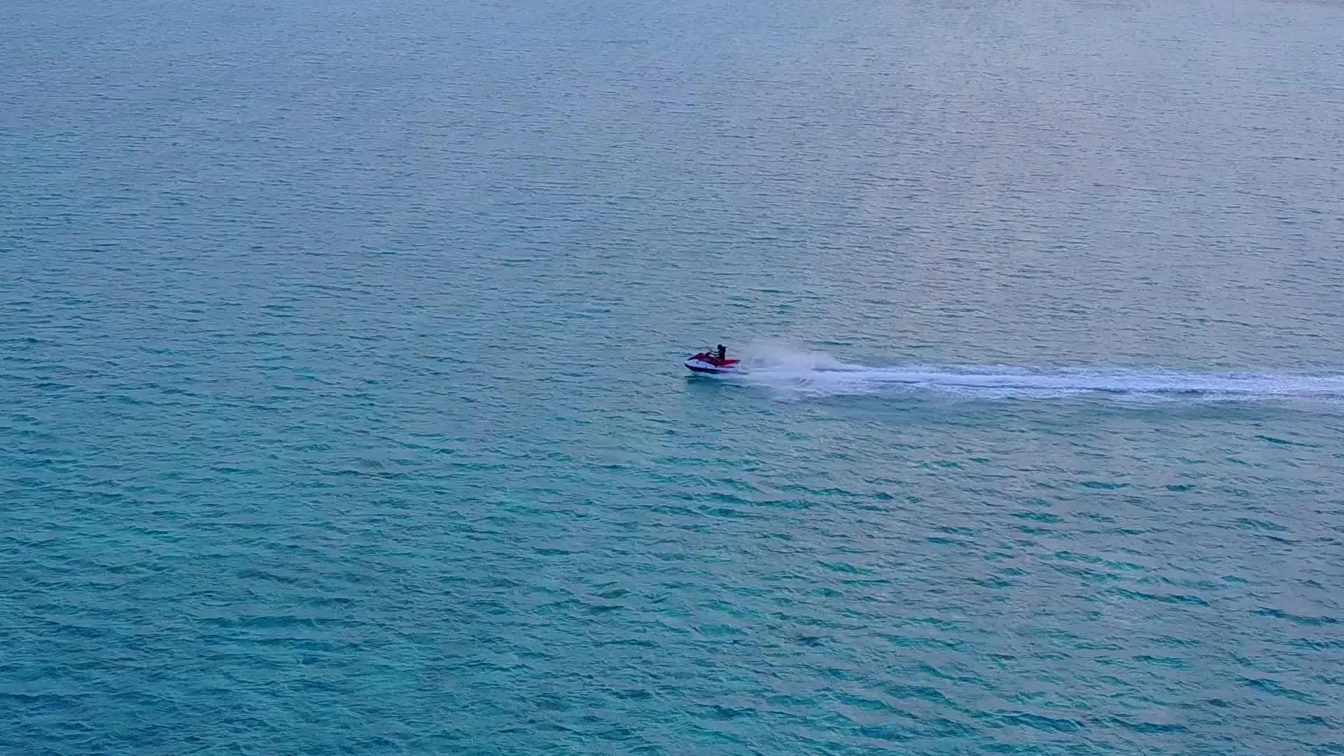 白沙背景蓝绿色泻湖国外旅游海滩空中无人机全景视频的预览图