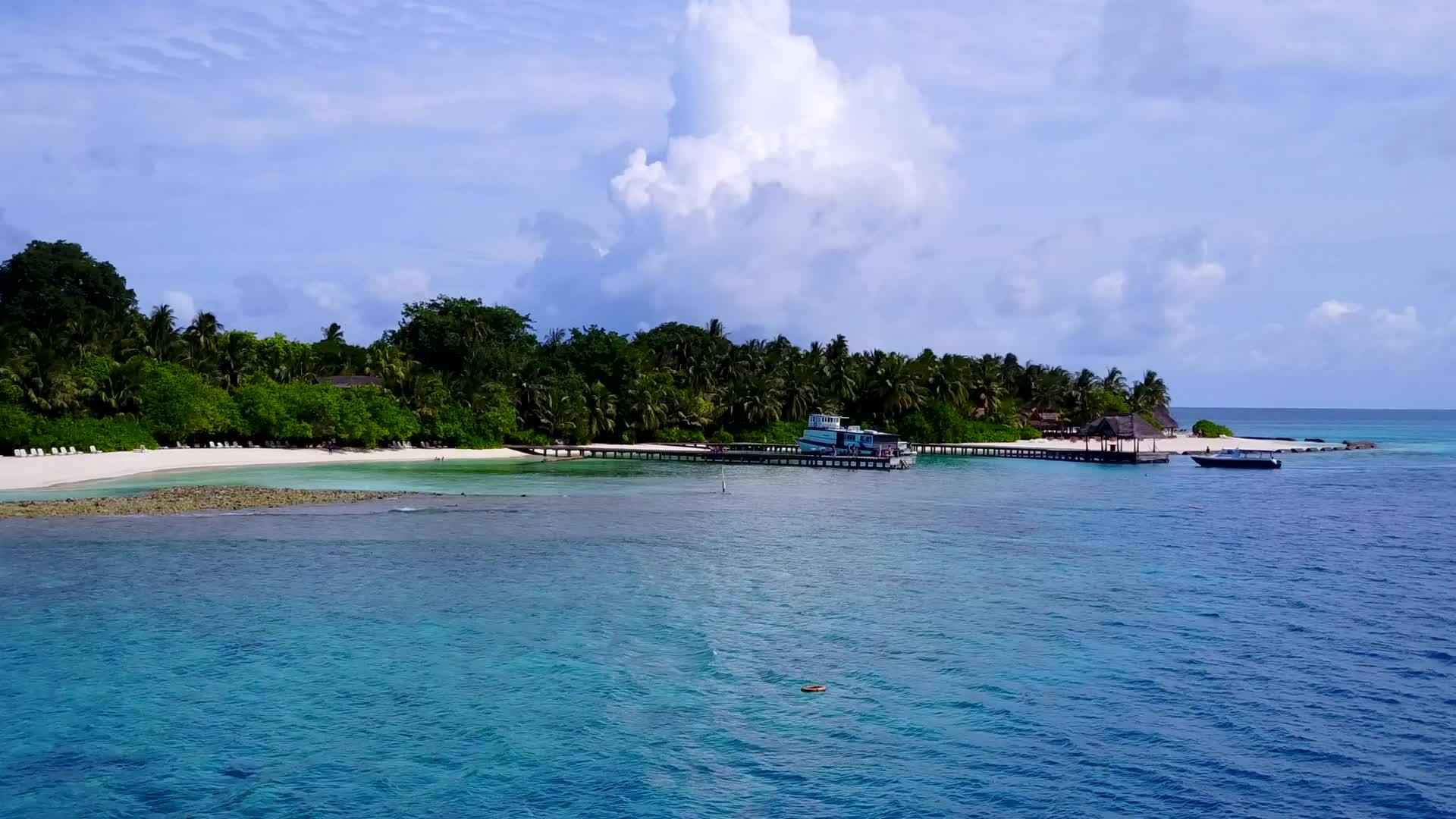 蓝色的水和明亮的沙底蓝色的沙地背景岩石环礁海滩假日空空抽象的空抽象视频的预览图