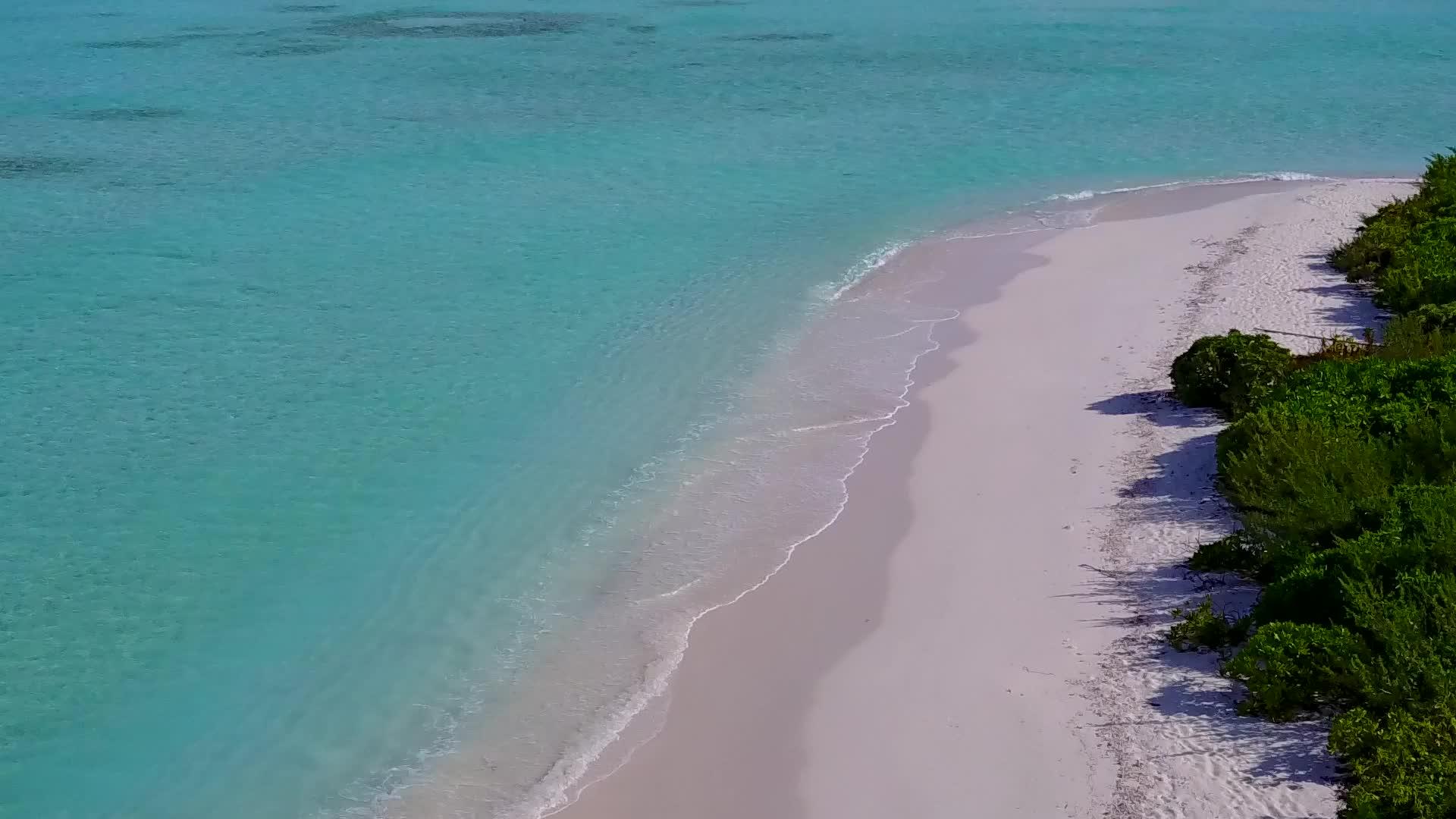 热带海滩在透明海水和白沙的背景下视频的预览图