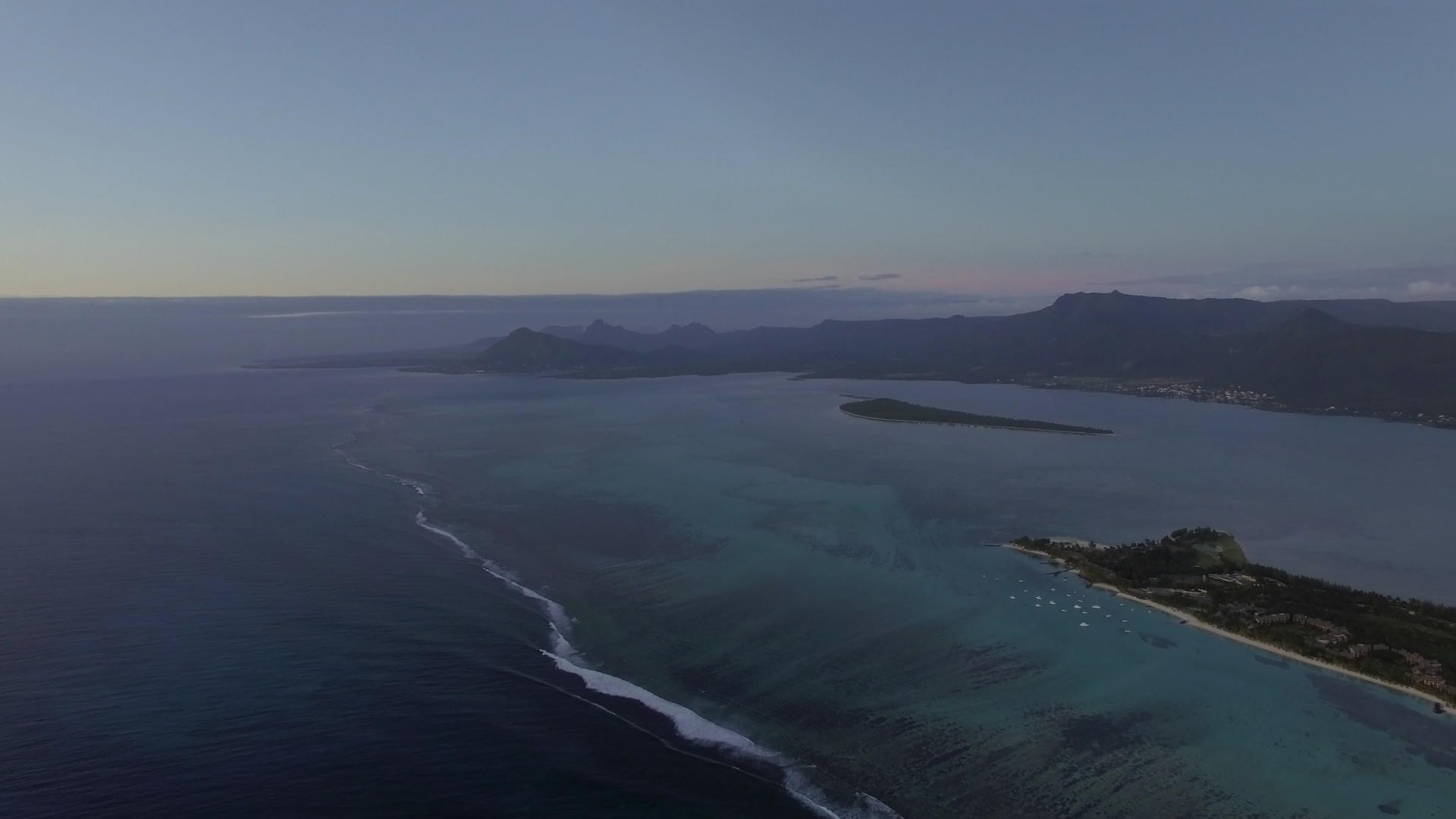 带山和蓝海的毛瑞修斯山视频的预览图