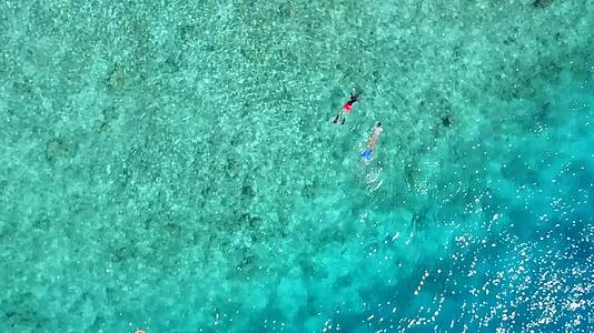 绿松石海宁静岛海滩之旅无人机全景明亮的沙质视频的预览图