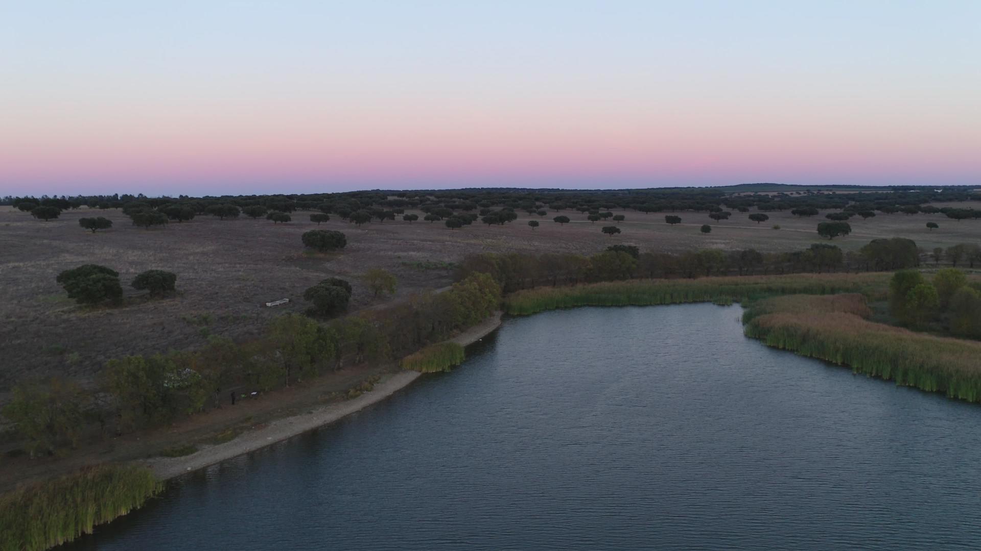 葡萄牙日落时湖泊的无人机鸟瞰图视频的预览图