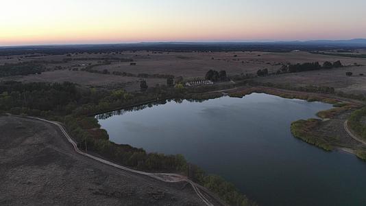 葡萄牙阿连特茹日落时的湖泊无人机鸟瞰图视频的预览图