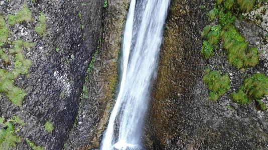 杜里托亚地区的瀑布位于罗马喀尔巴阡山脉视频的预览图