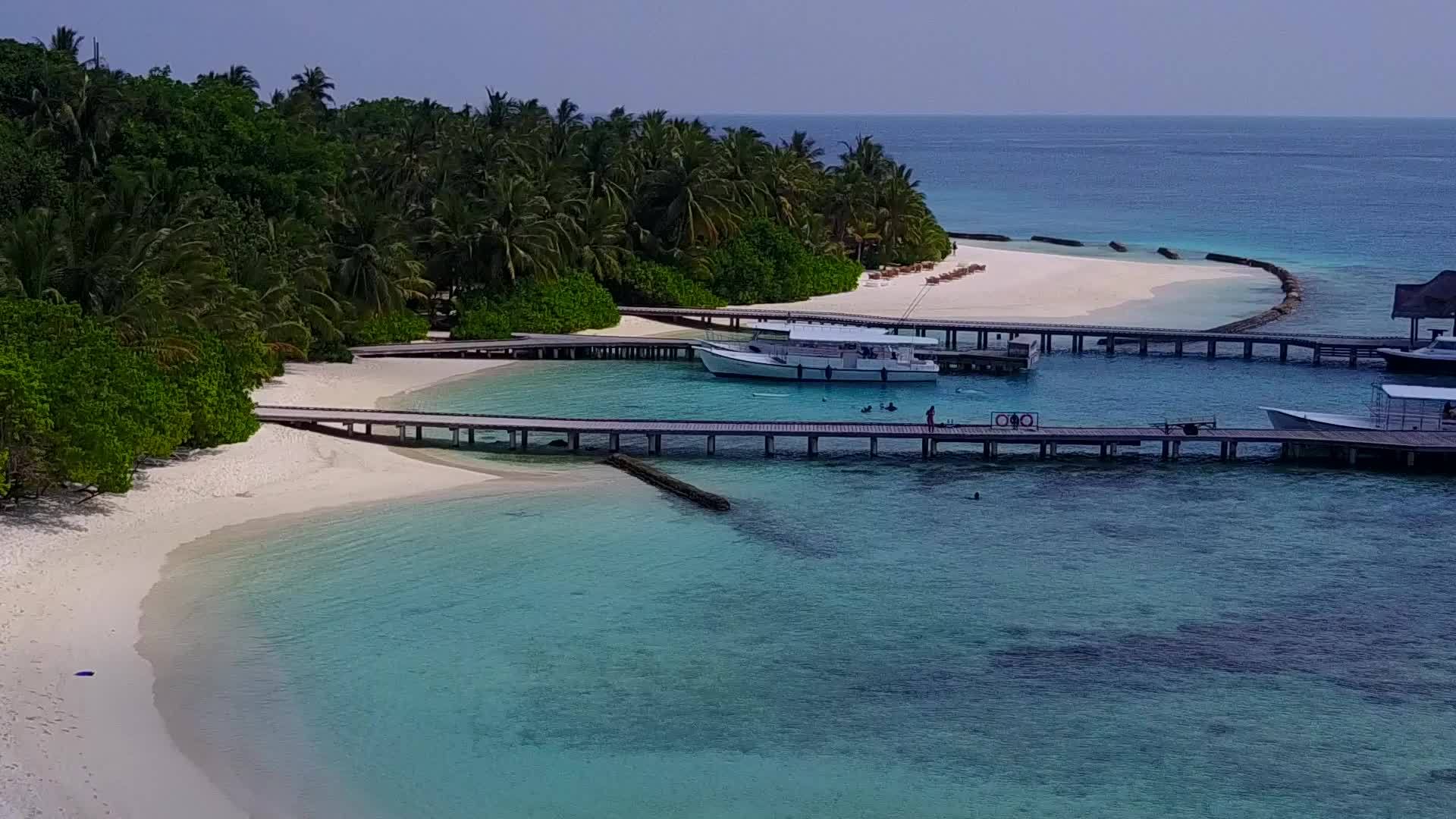 水蓝色水和白色海滩背景下的无人机放松岛海滩时间视频的预览图