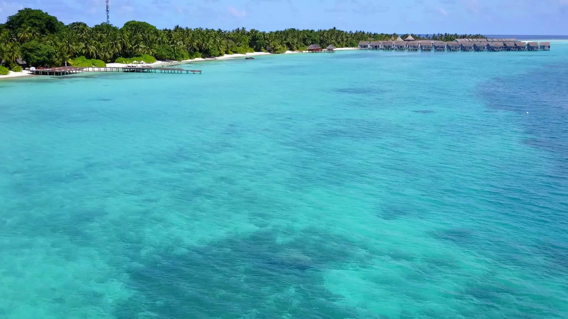 白沙背景蓝海海滩之旅BlueGreenSea视频的预览图