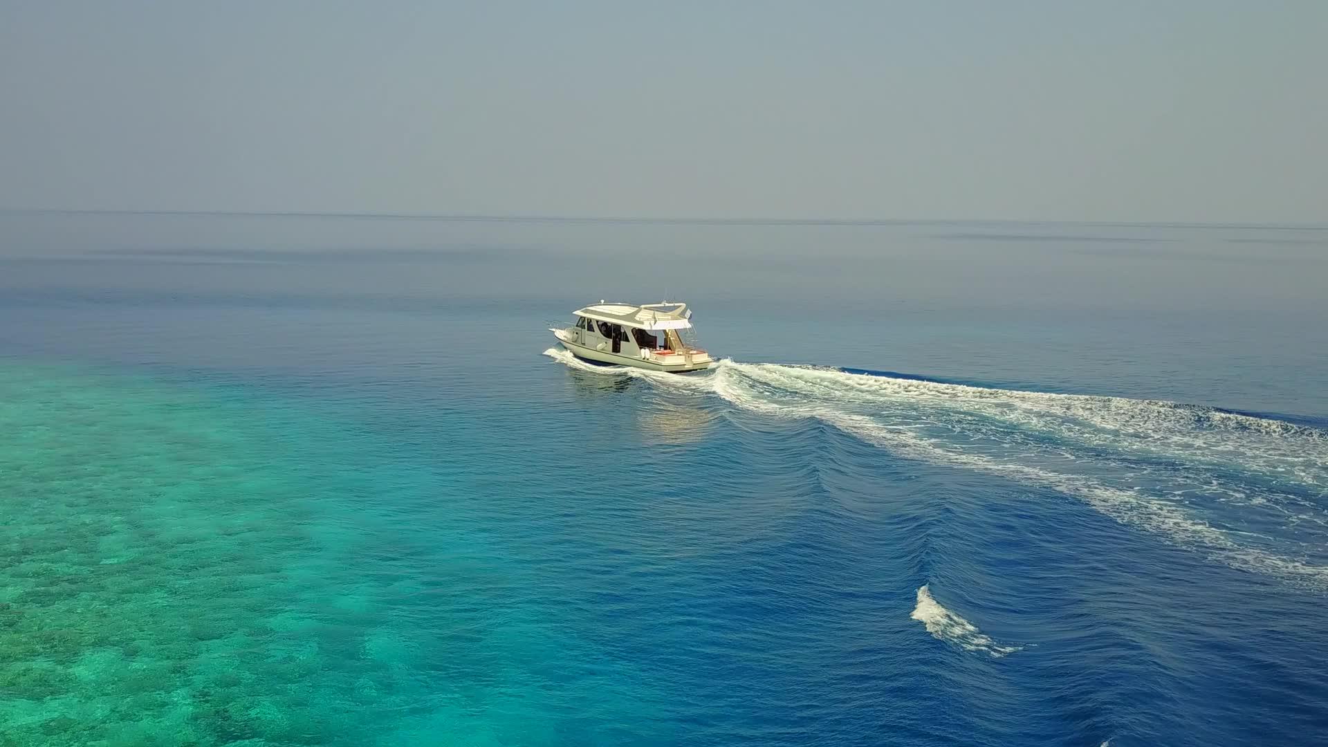 完美的海岸海滩航程穿越蓝色绿色海洋和干净的沙地背景视频的预览图