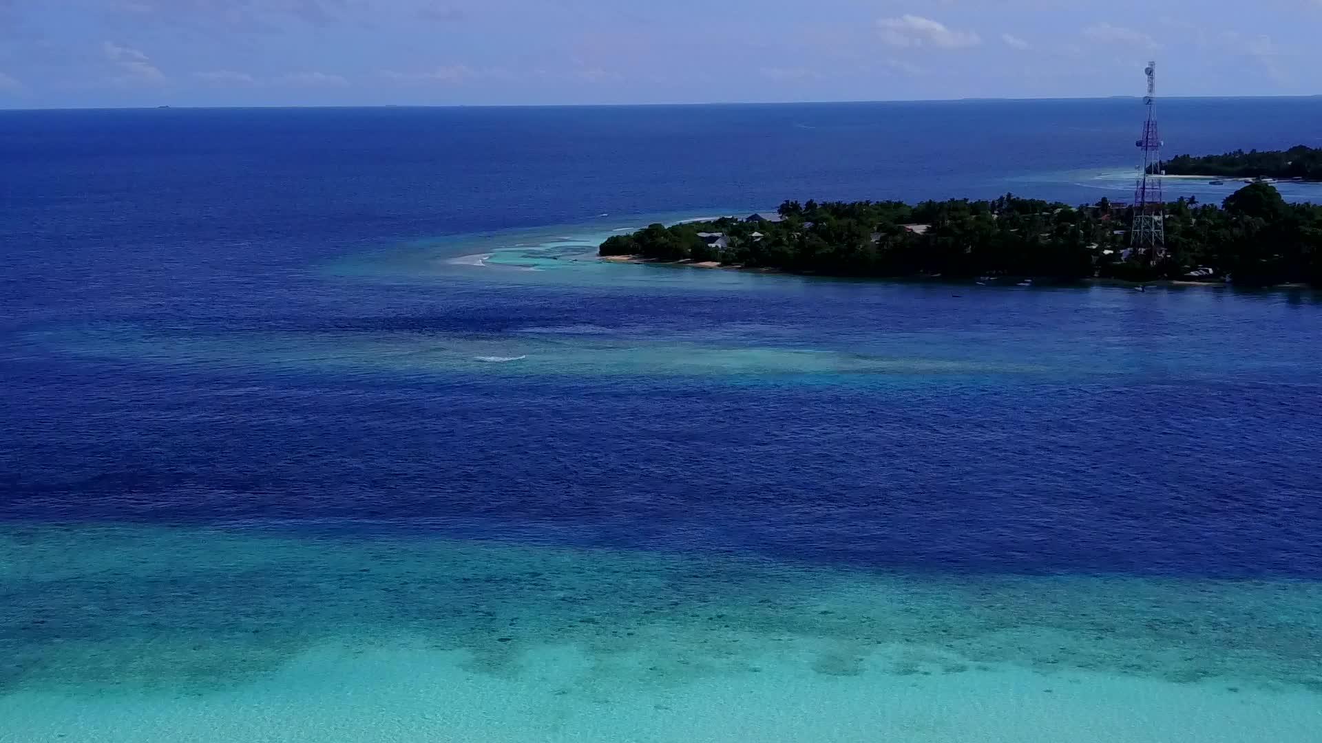 以白色海滩背景的蓝色海洋为例视频的预览图