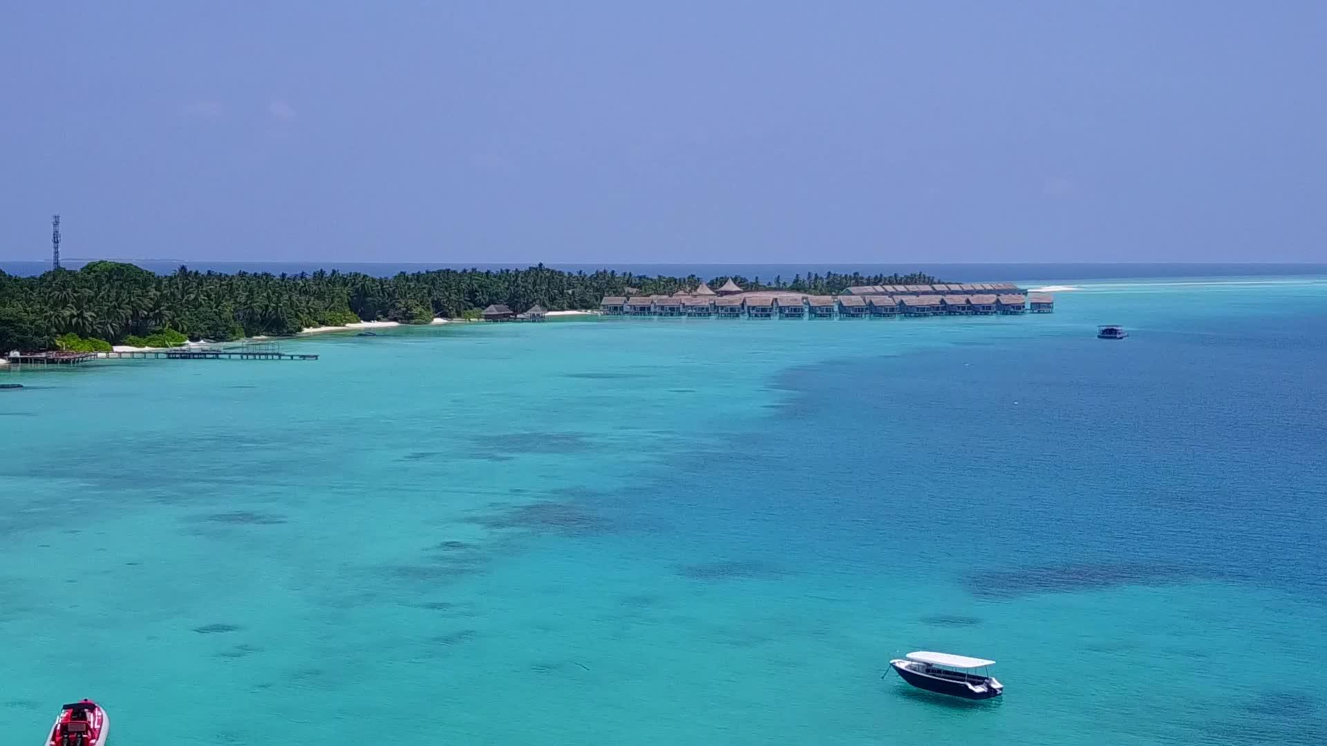 热带海滩在透明海水和白沙的背景下视频的预览图