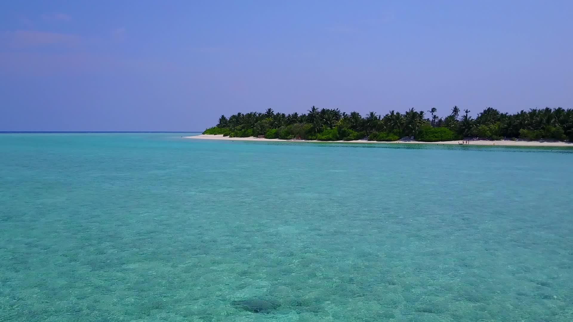 蓝水以蓝水和白沙为背景为外国旅游海滩提供假日视频的预览图