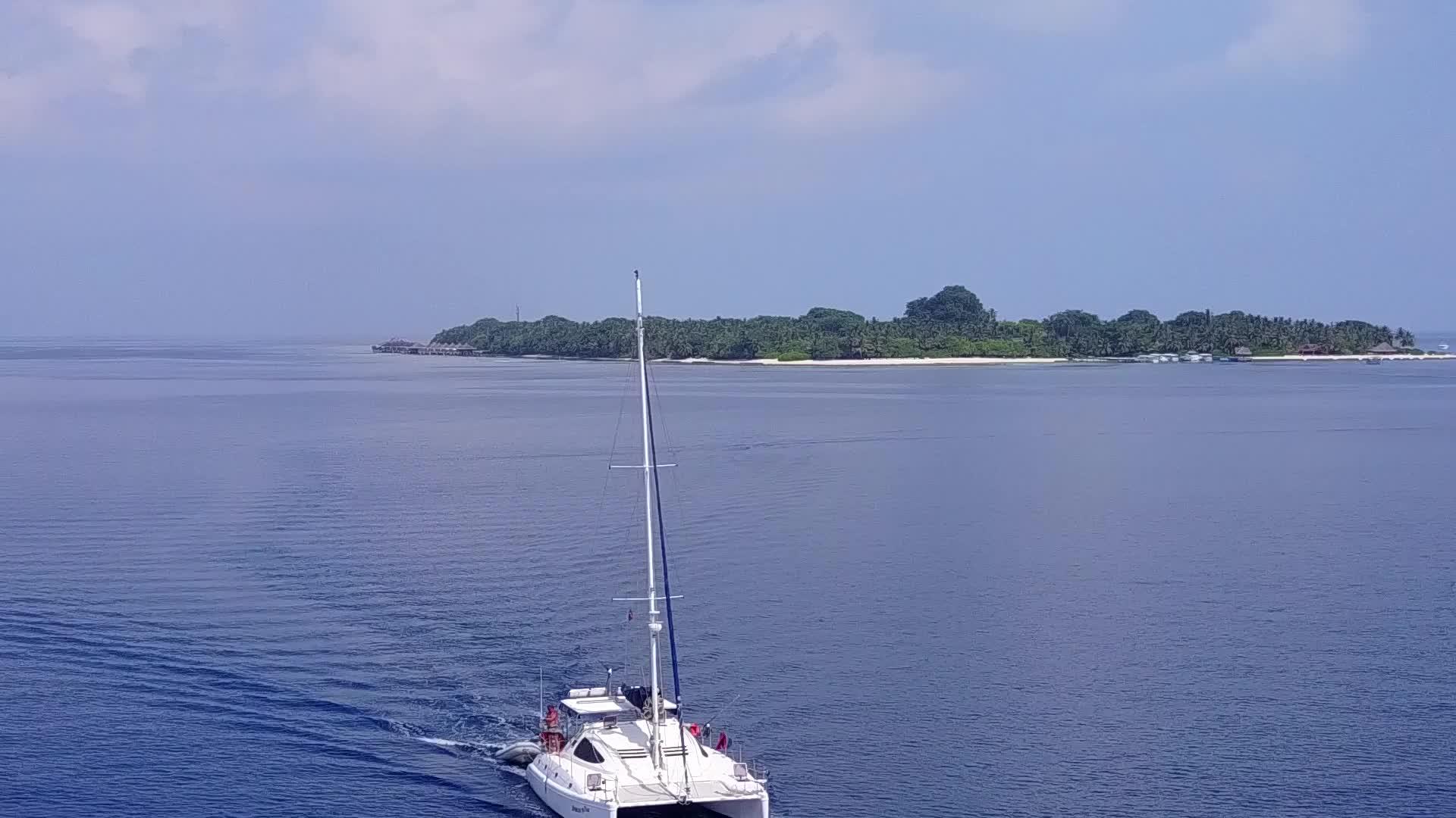 热带海岸海滩冒险空中无人机旅蓝色海洋和明亮的沙子背景视频的预览图