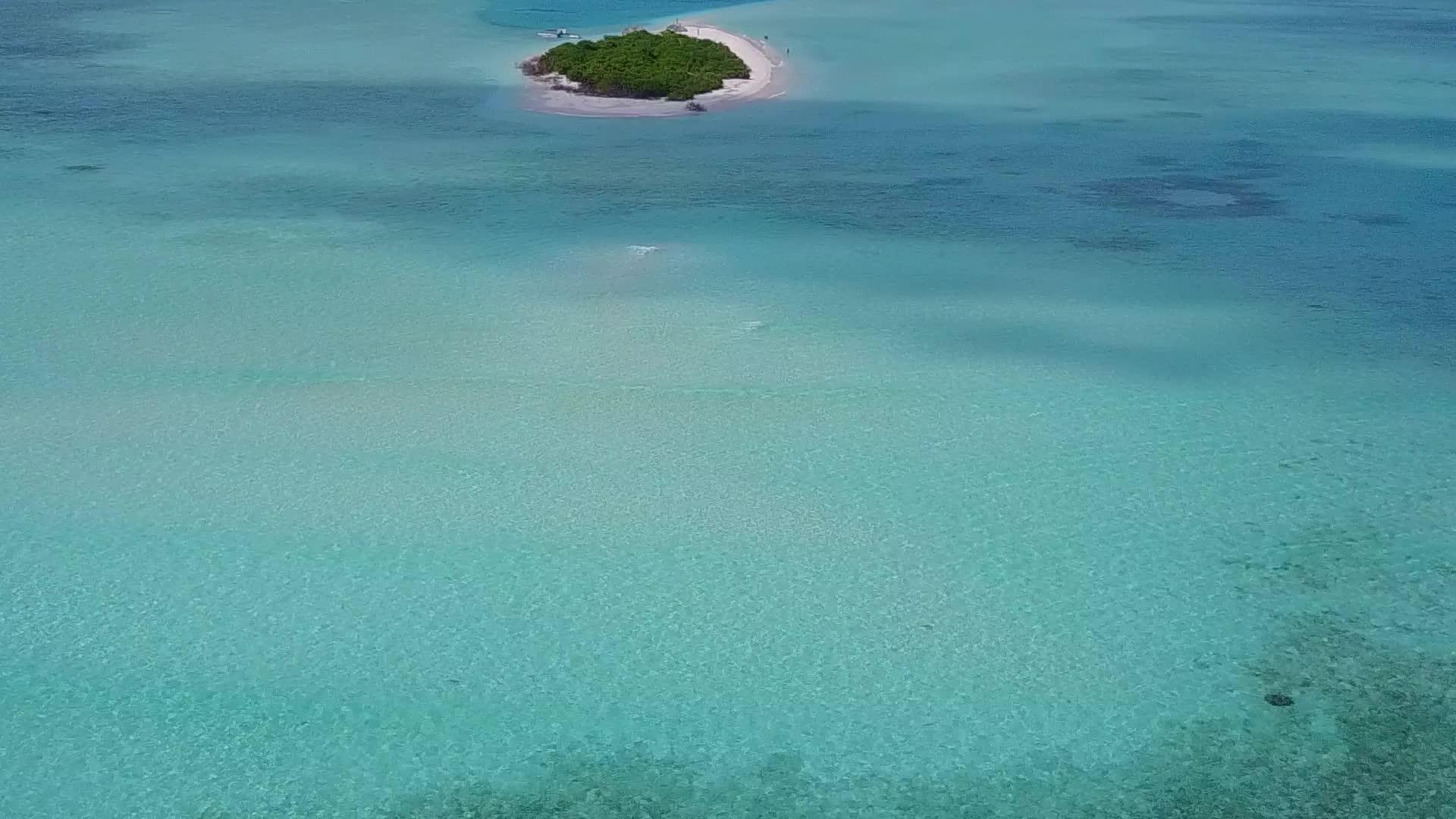 热带旅游海滩探险飞行蓝绿环礁湖和白色沙滩背景视频的预览图