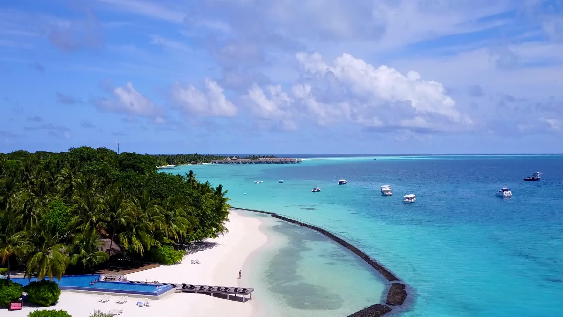 浅海白沙背景下的热带海景海滩之旅视频的预览图