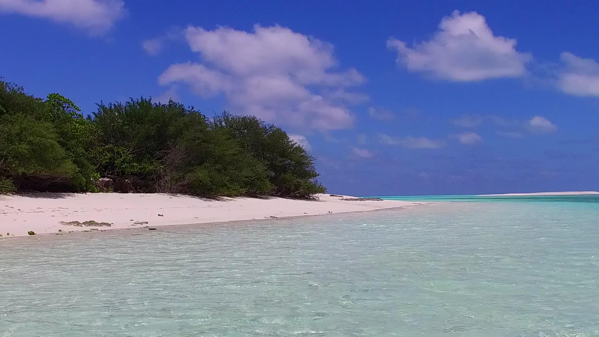 浅沙背景蓝海滨海滩度假无人机空中旅游视频的预览图