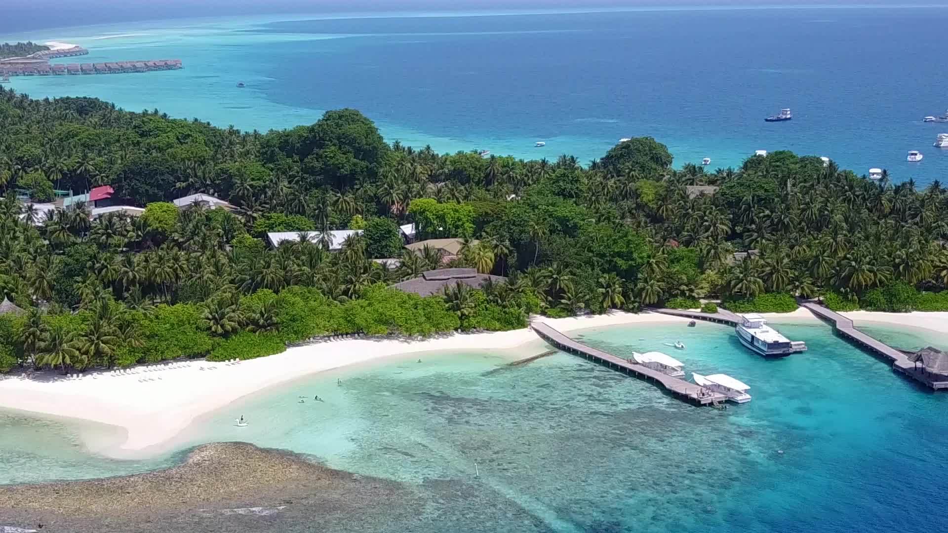 以蓝水和白沙为背景的热带环礁湖海滩视频的预览图