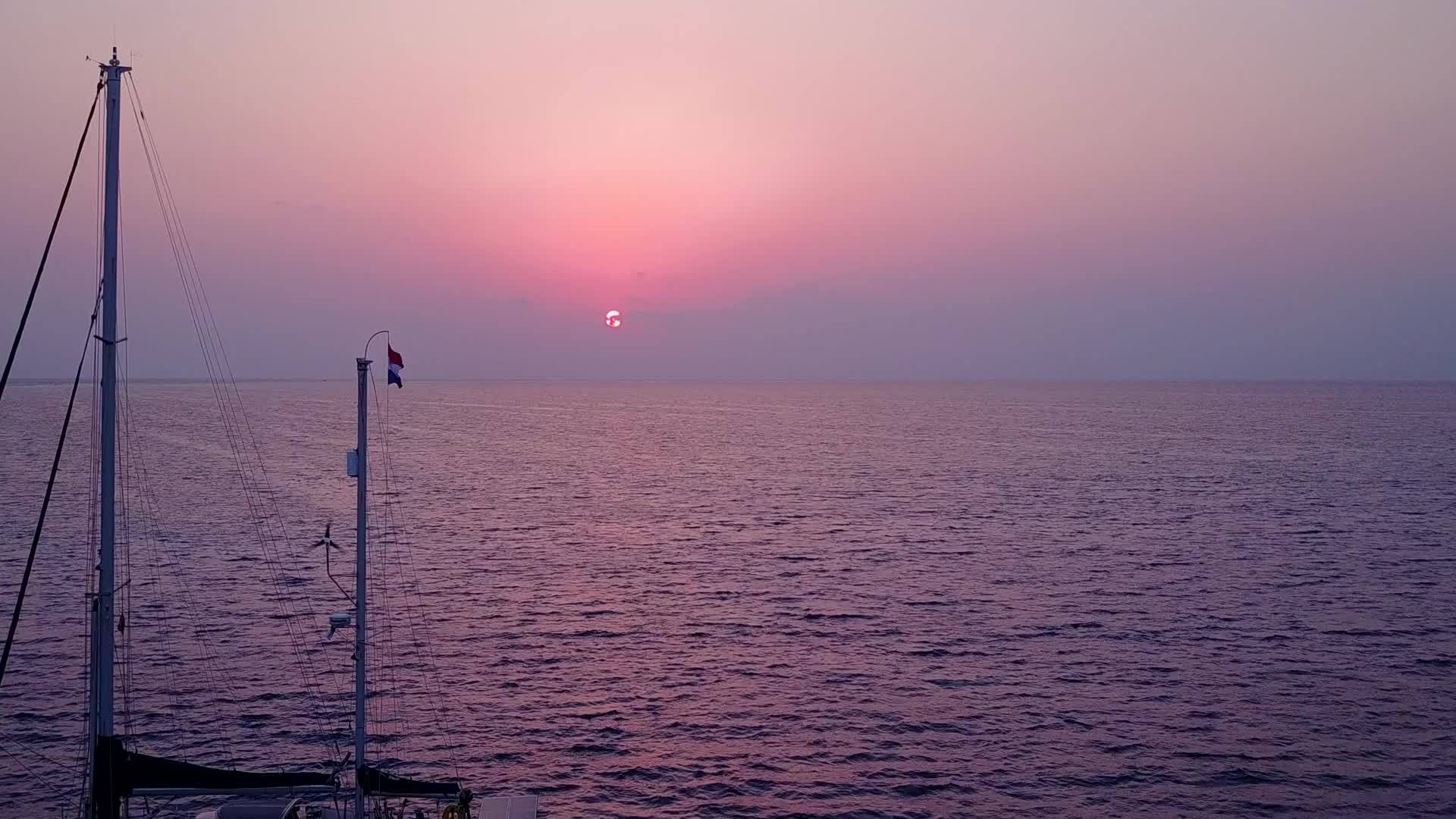 无人驾驶飞机在空中看到美丽的海洋透明的白沙背景视频的预览图