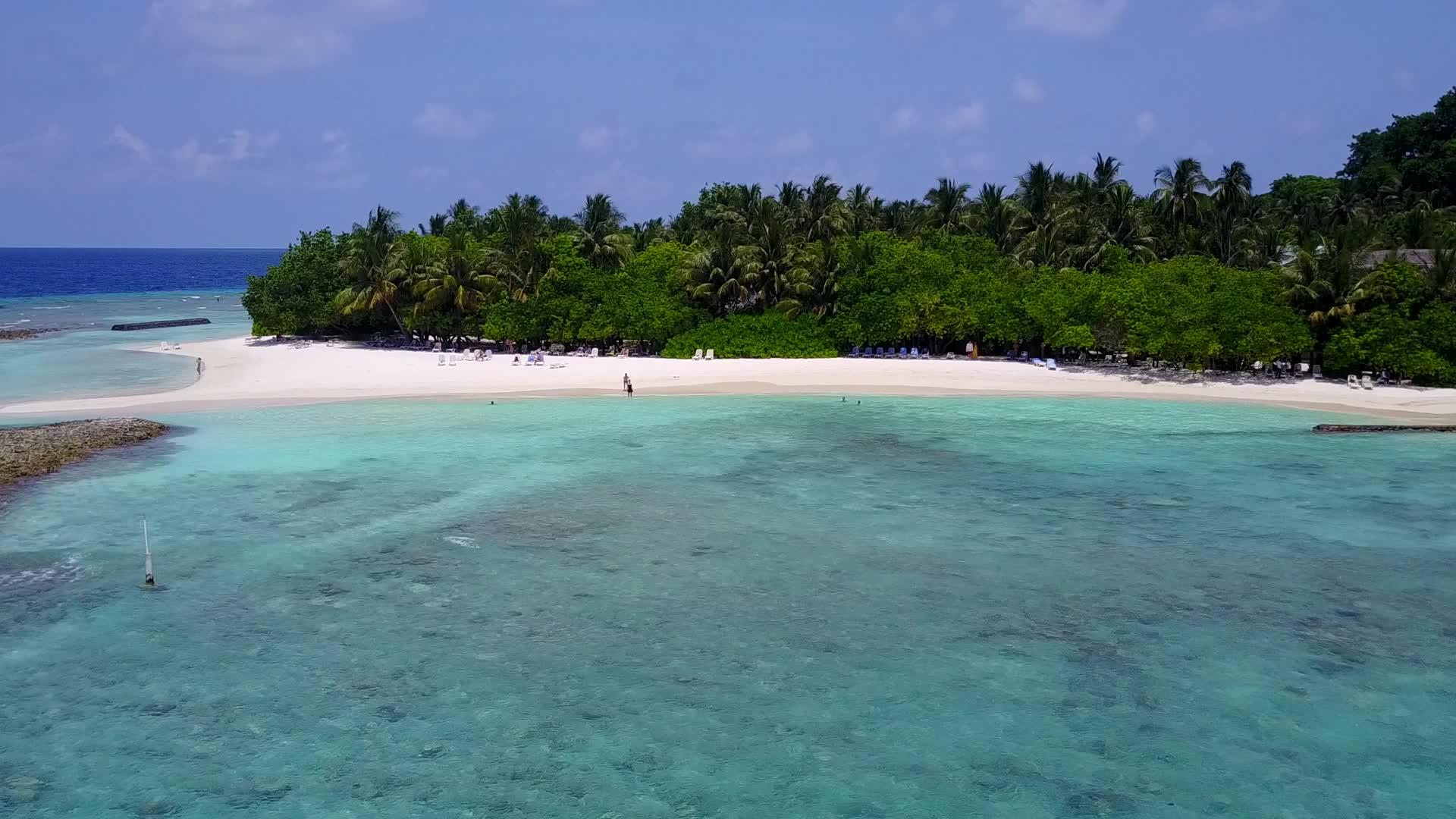 浅环礁湖和白沙背景热带岛屿海滩时间无人驾驶飞机场景视频的预览图