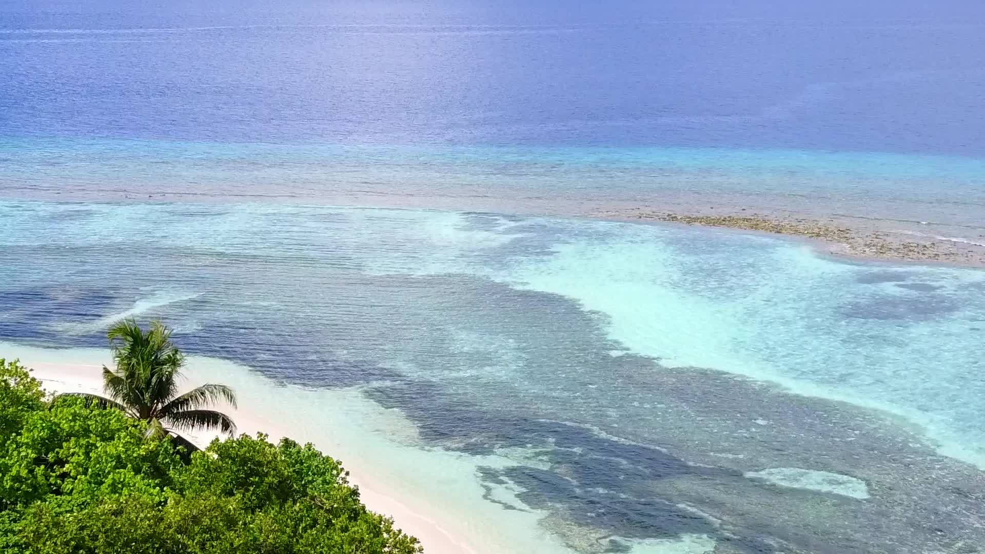 热带海岸海滩的生活方式以水蓝色环礁湖和白色海滩为背景视频的预览图