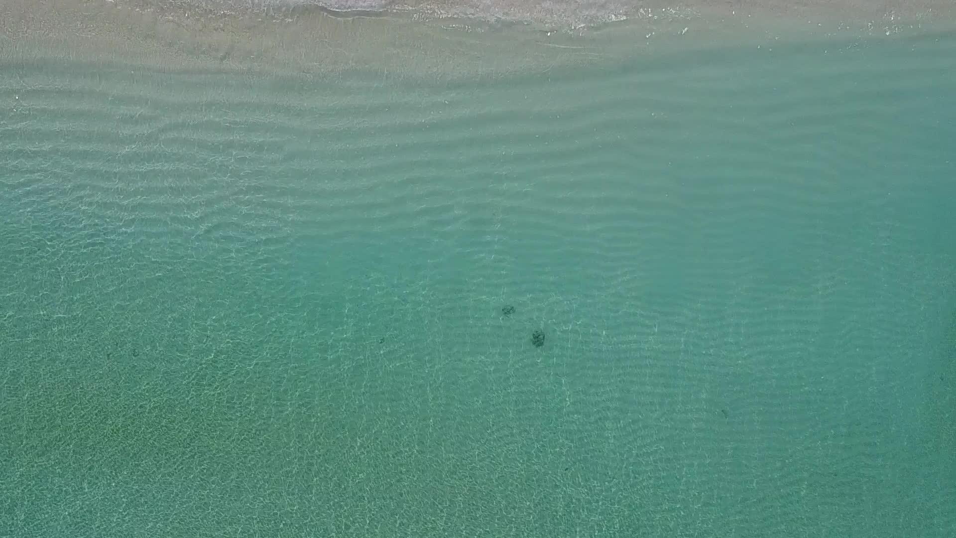 蓝色环礁湖和白色沙滩背景的豪华海滩视频的预览图